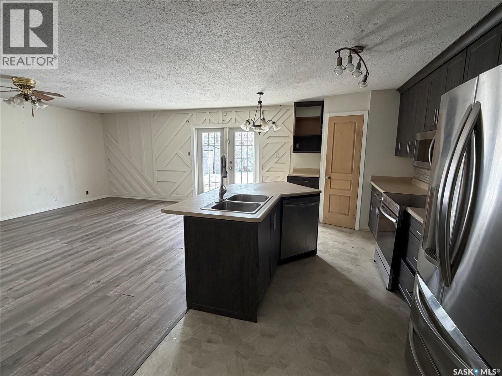 407 2nd Street E Property Photo 2