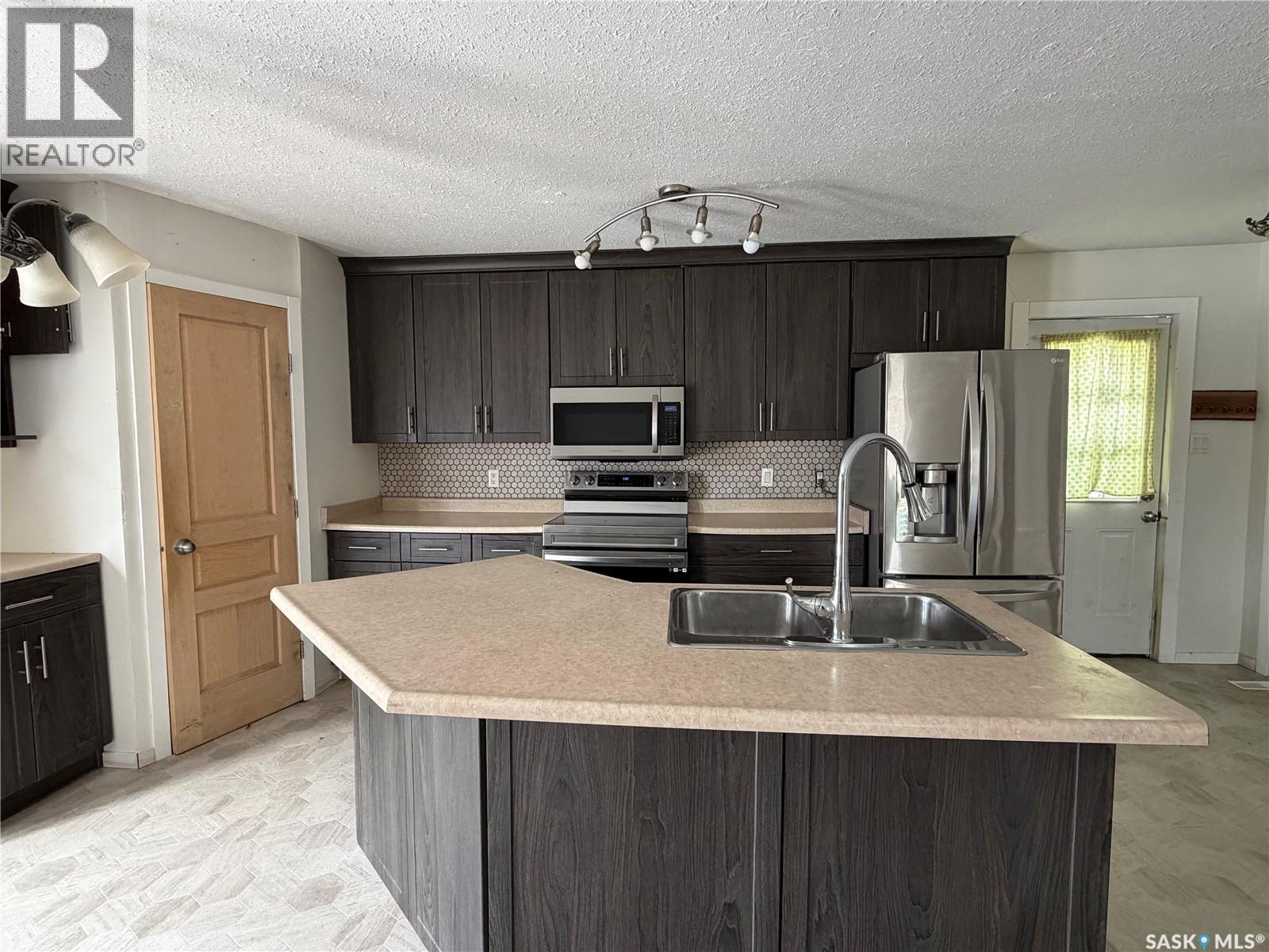 407 2nd Street E Property Photo 3