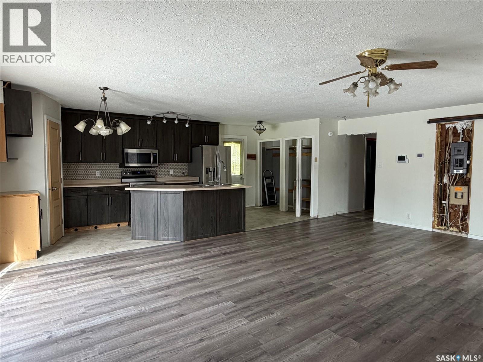 407 2nd Street E Property Photo 4