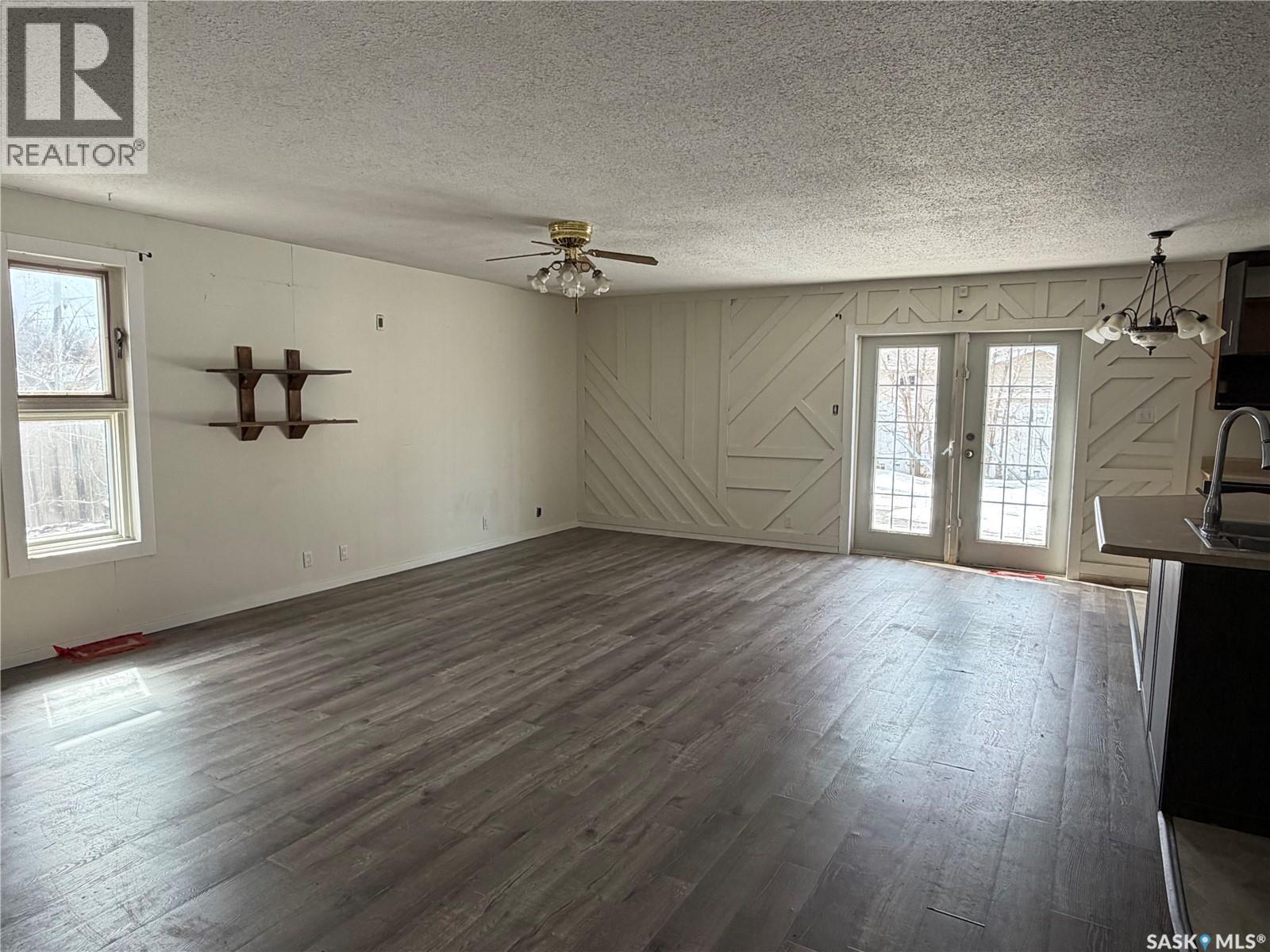 407 2nd Street E Property Photo 5