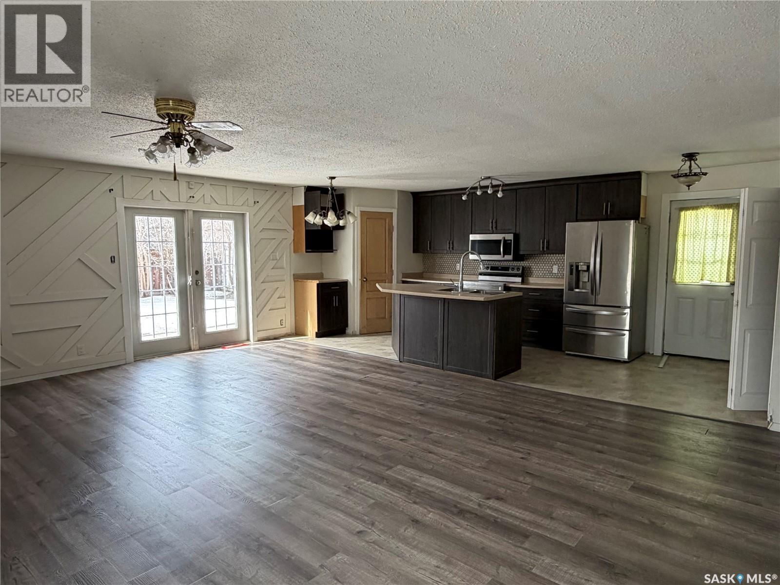 407 2nd Street E Property Photo 6