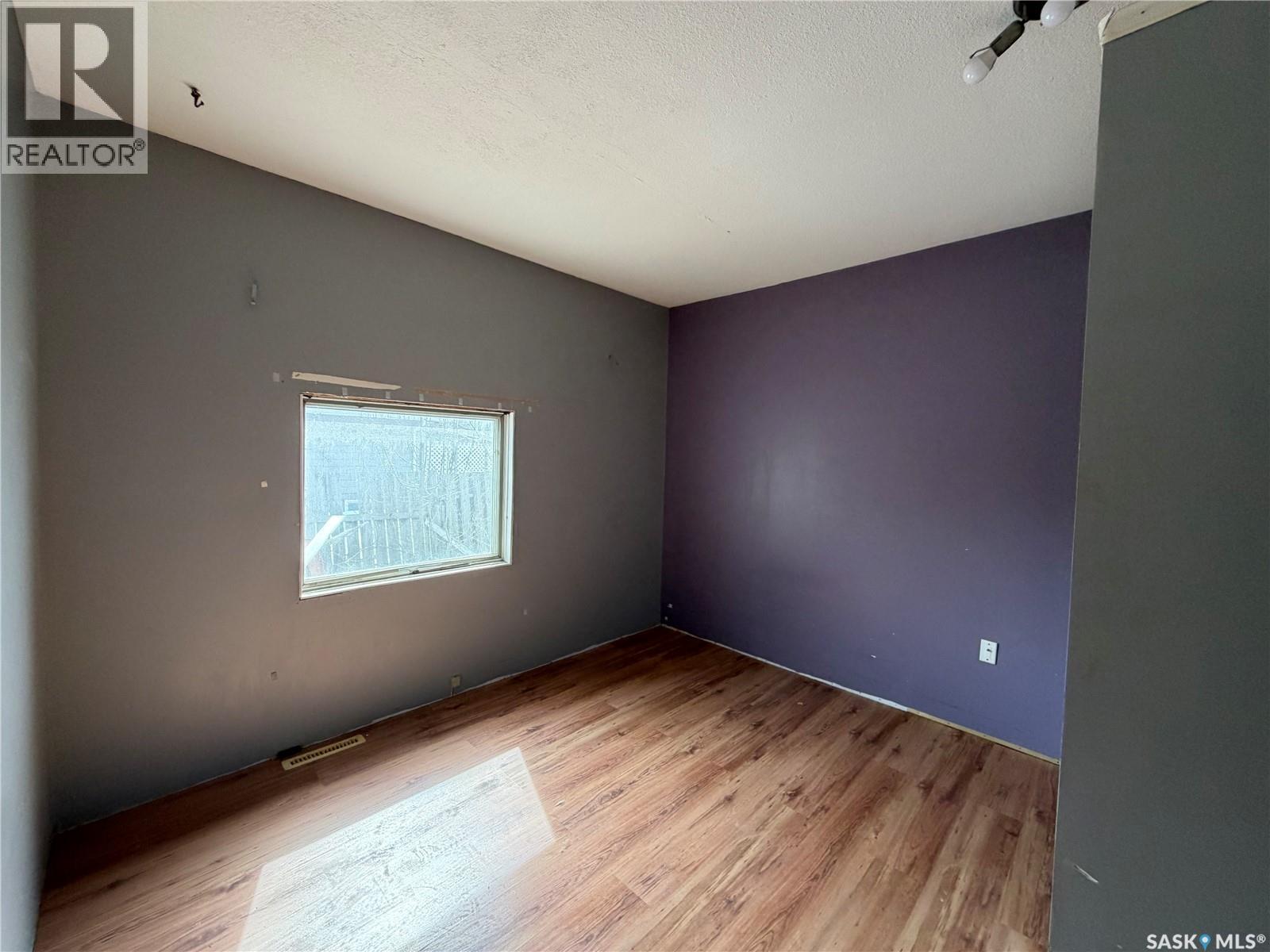 407 2nd Street E Property Photo 8