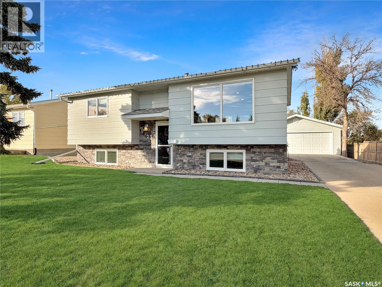 23 Weaver CRESCENT Property Photo 1