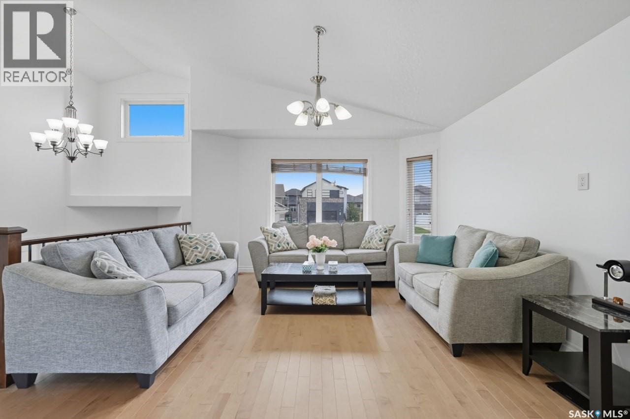 455 Hastings Crescent Property Photo 6