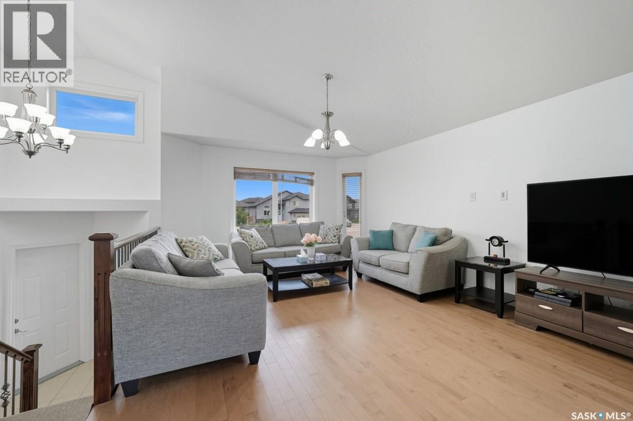 455 Hastings Crescent Property Photo 7