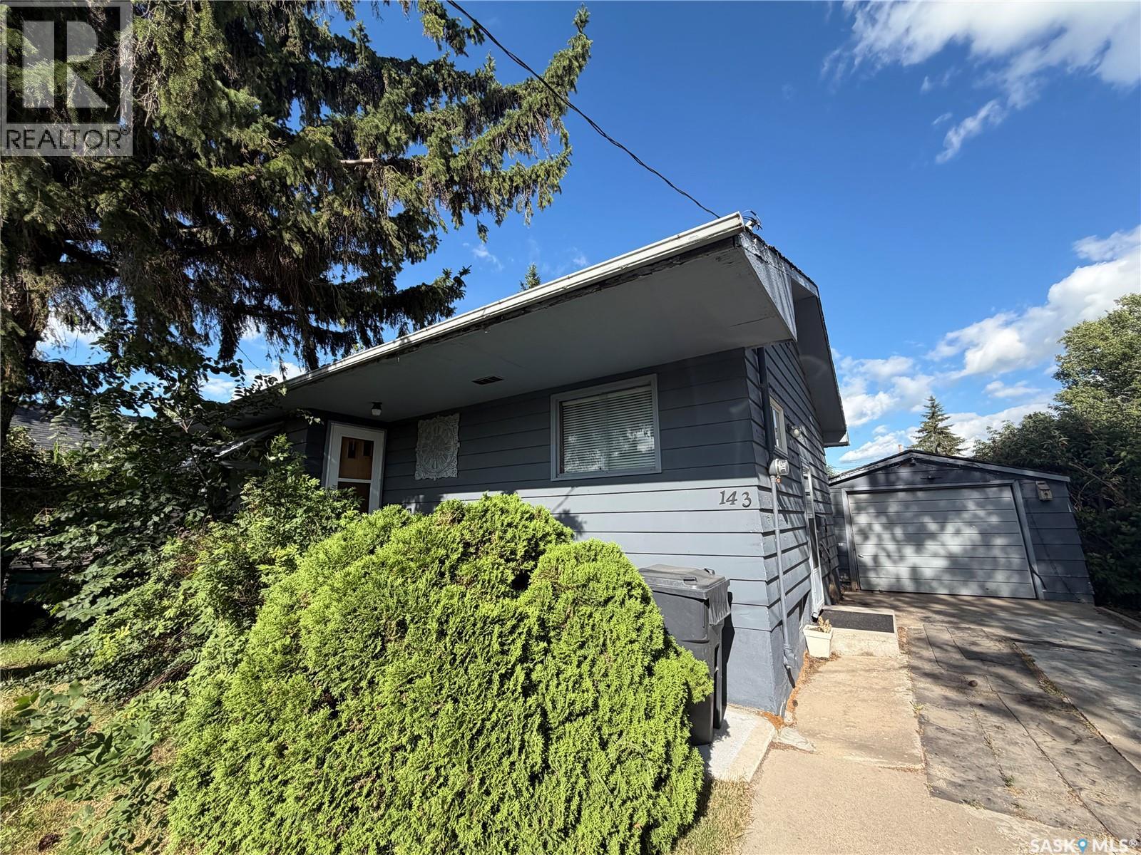 143 Gladstone AVENUE N Property Photo 1