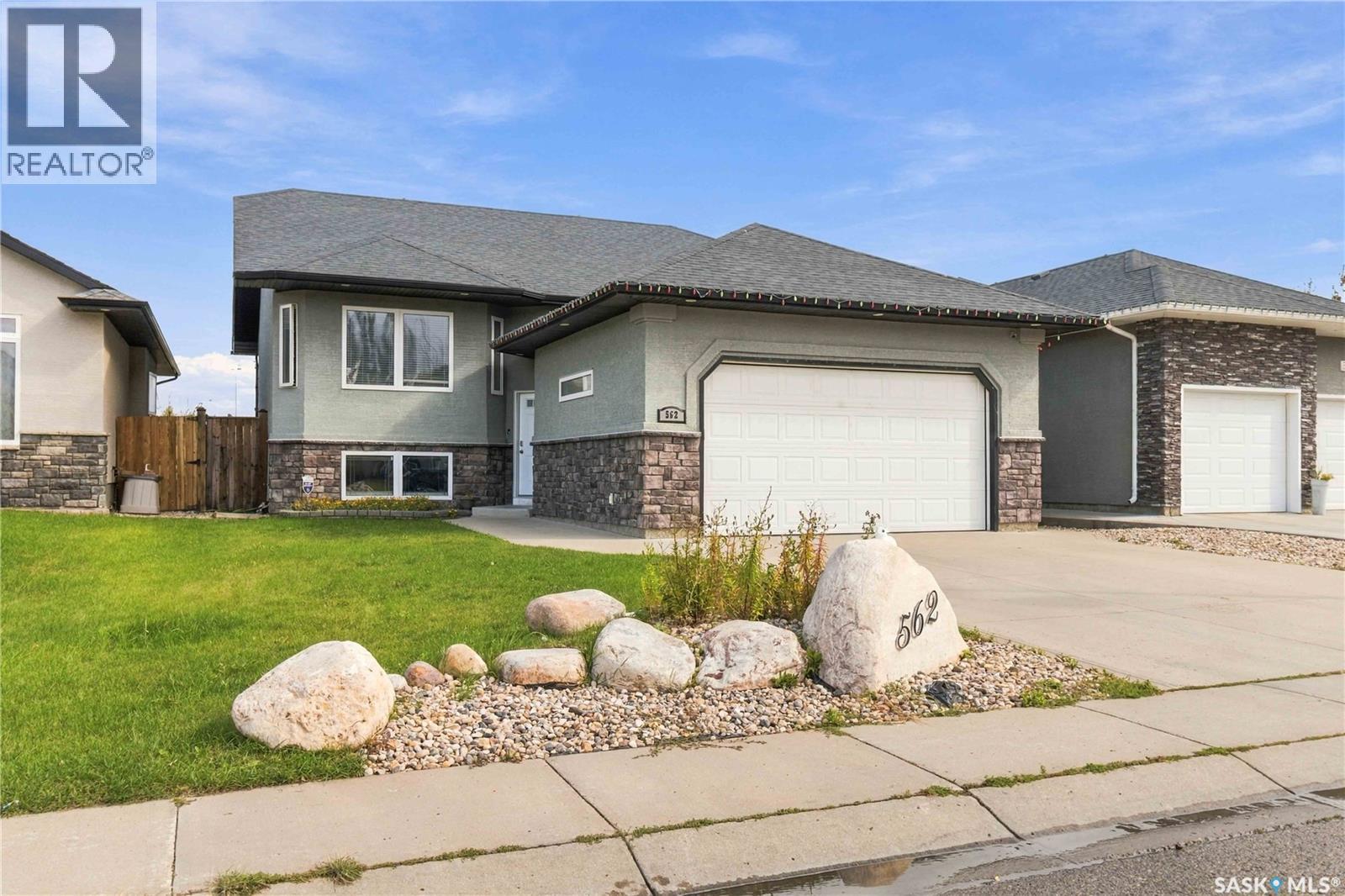 562 Rempel Manor Property Photo 2