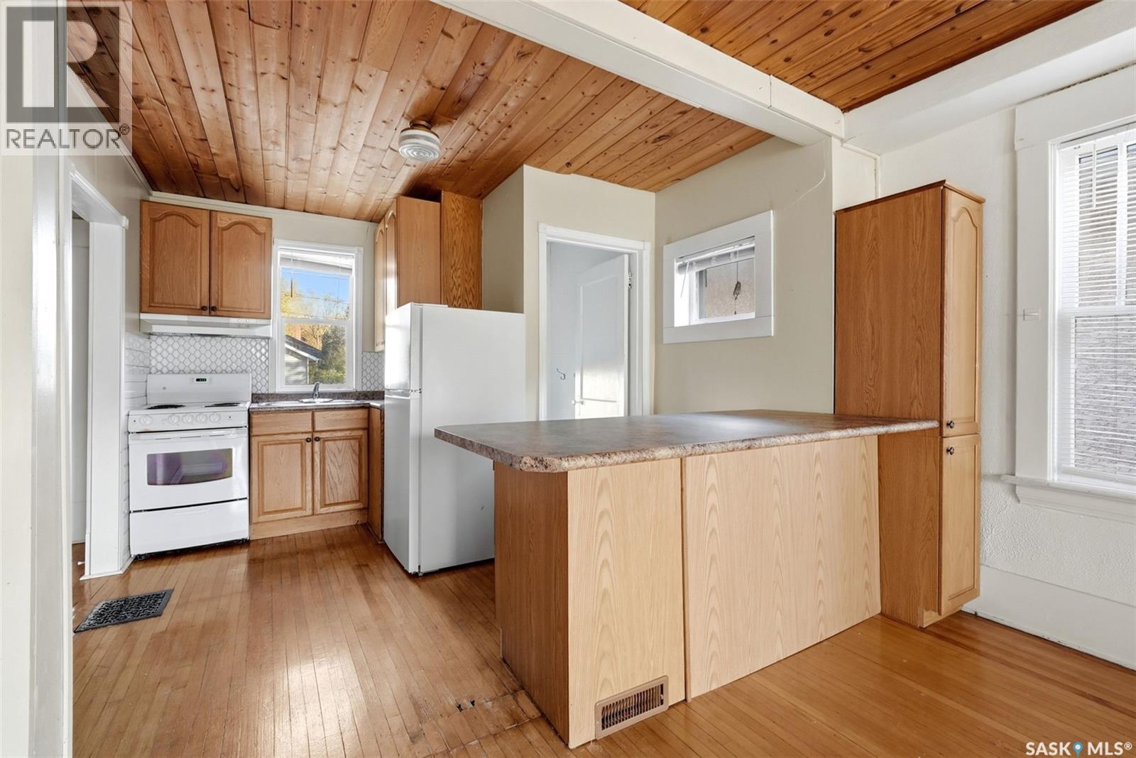 3129 Retallack Street Property Photo 8