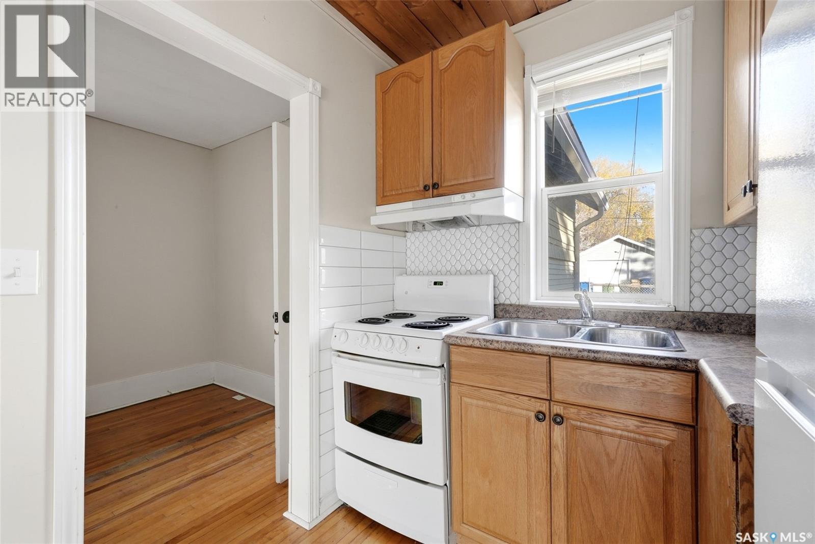 3129 Retallack Street Property Photo 9