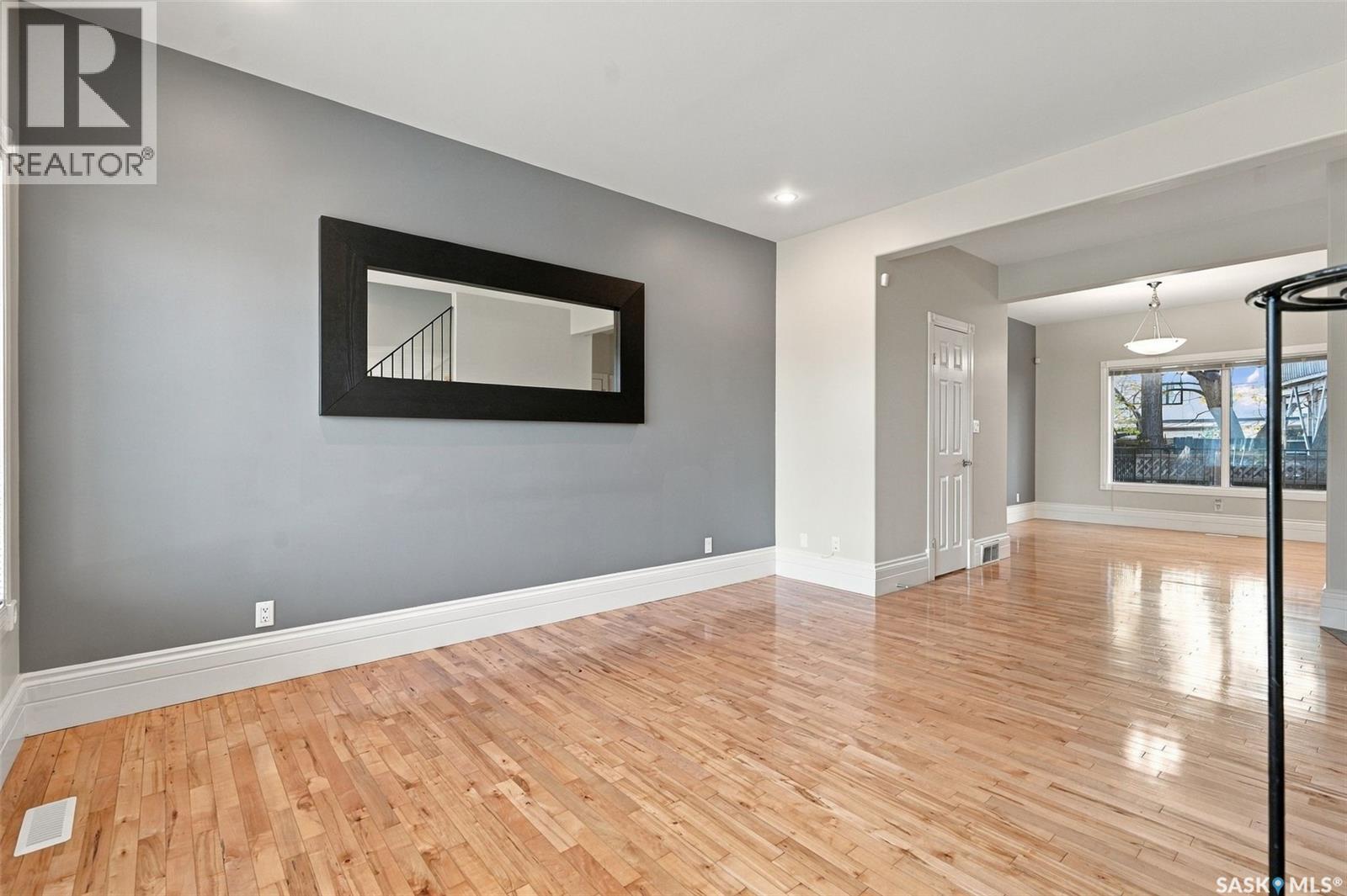 2 563 5th Avenue N Property Photo 3