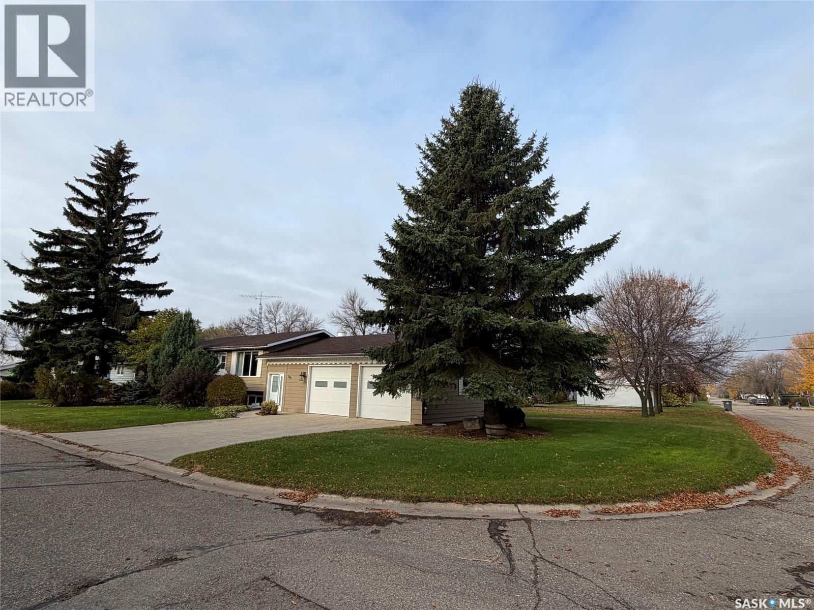 304 1st STREET E Property Photo 1