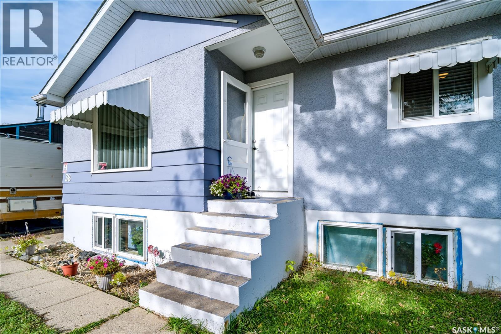 38 30th Street E Property Photo 3