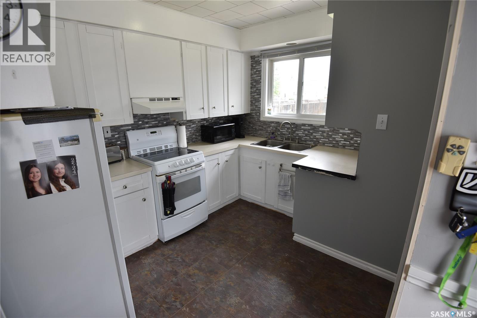 415 8th Avenue W Property Photo 2