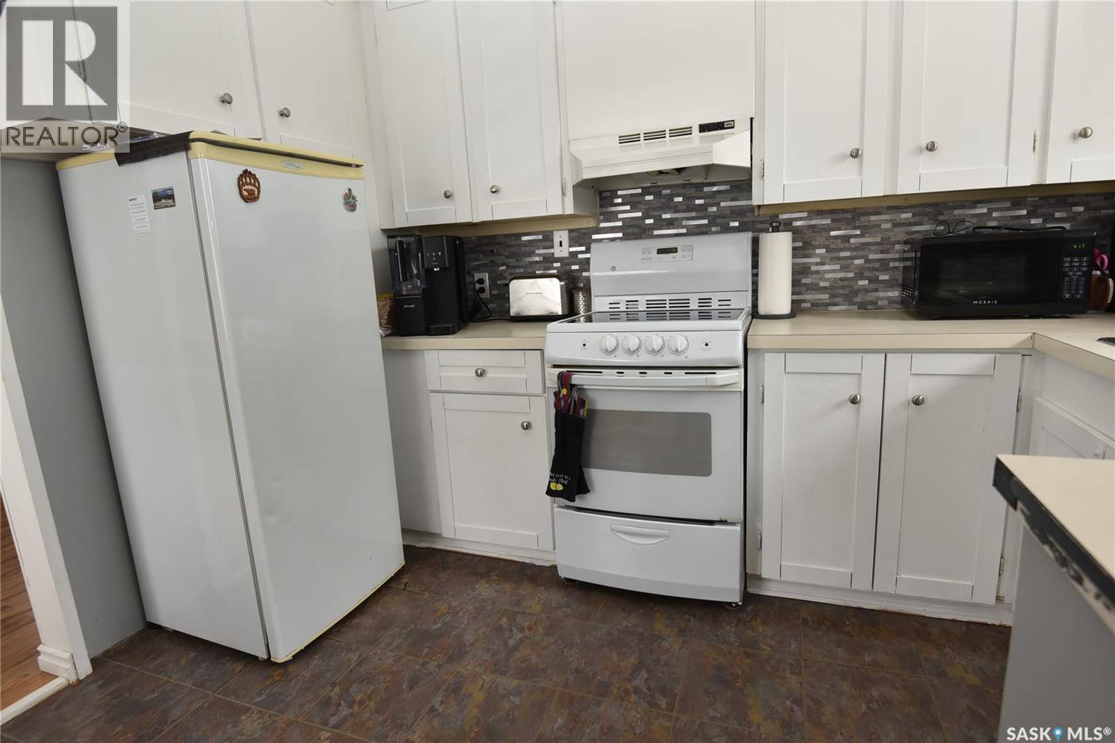 415 8th Avenue W Property Photo 3