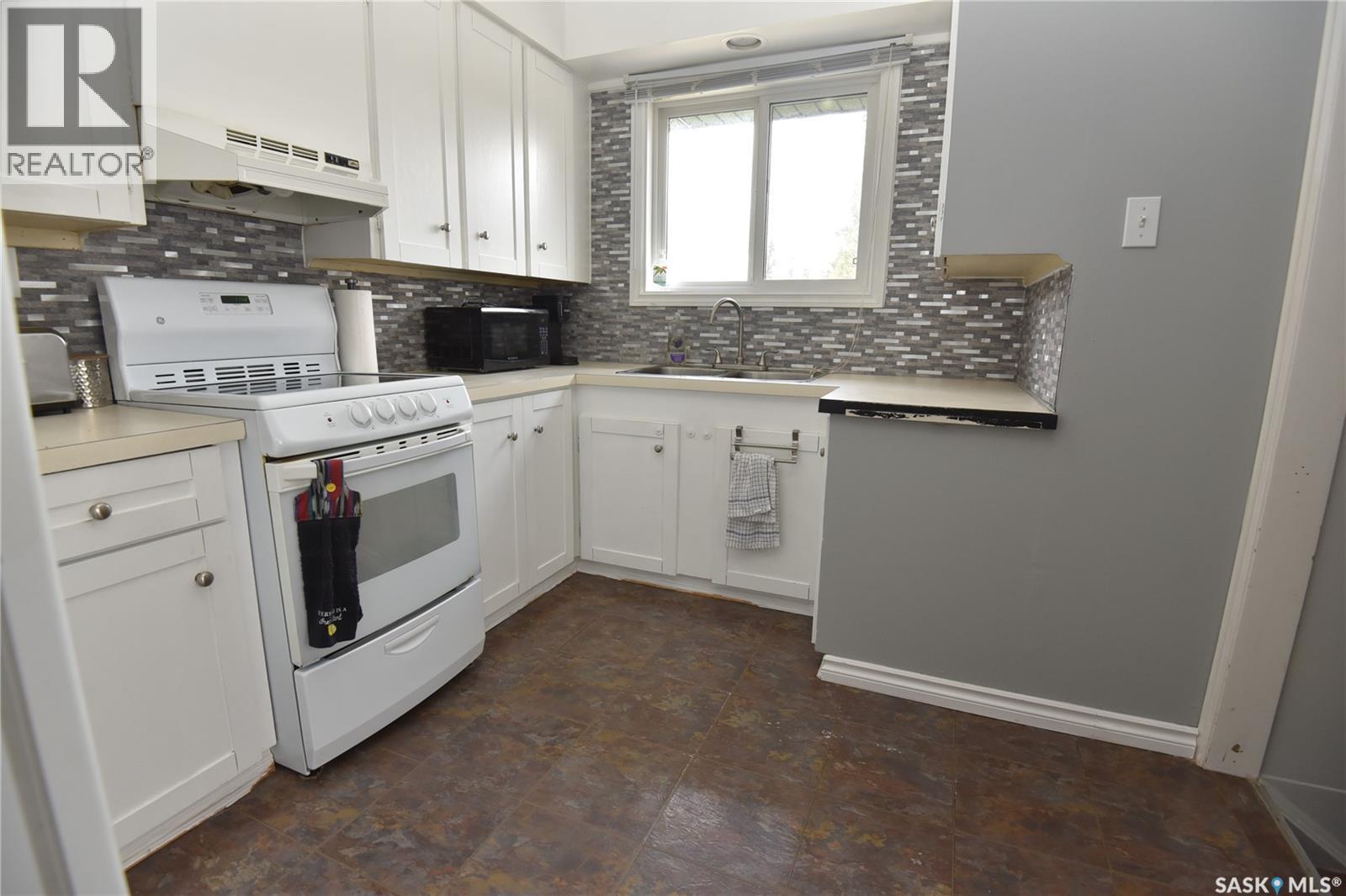 415 8th Avenue W Property Photo 4
