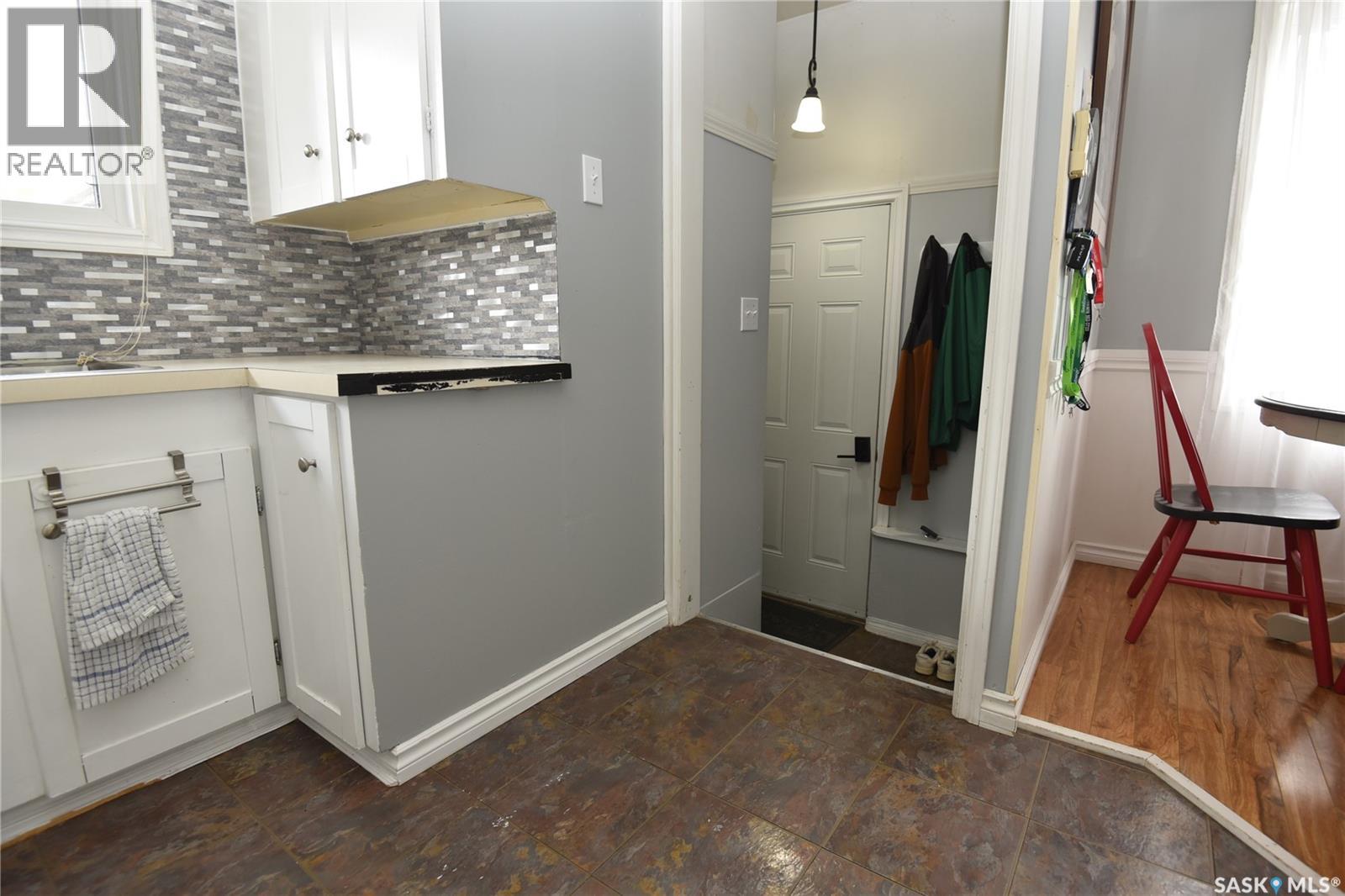 415 8th Avenue W Property Photo 5