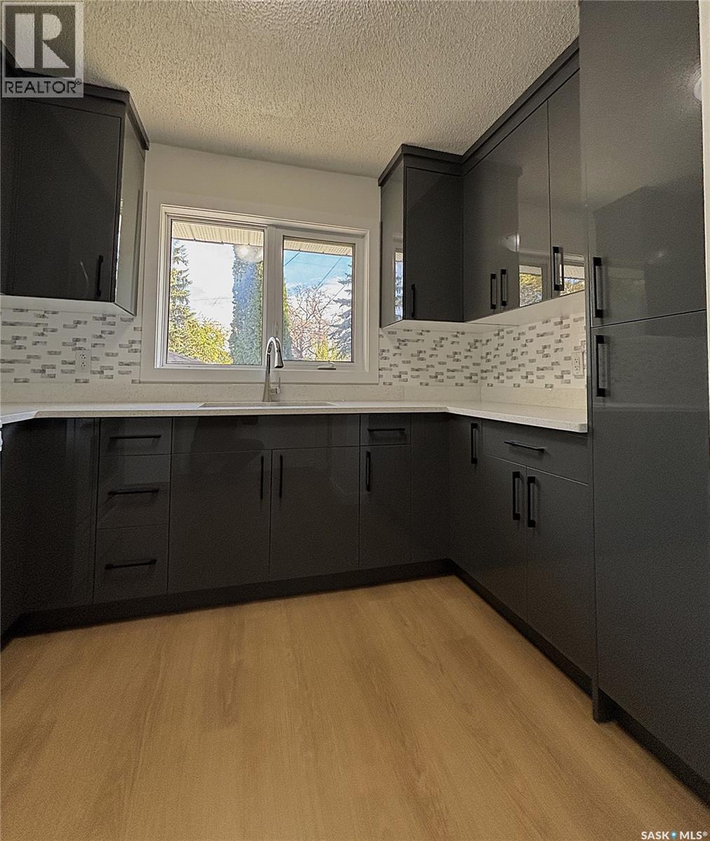 310 Vancouver Avenue S Property Photo 8