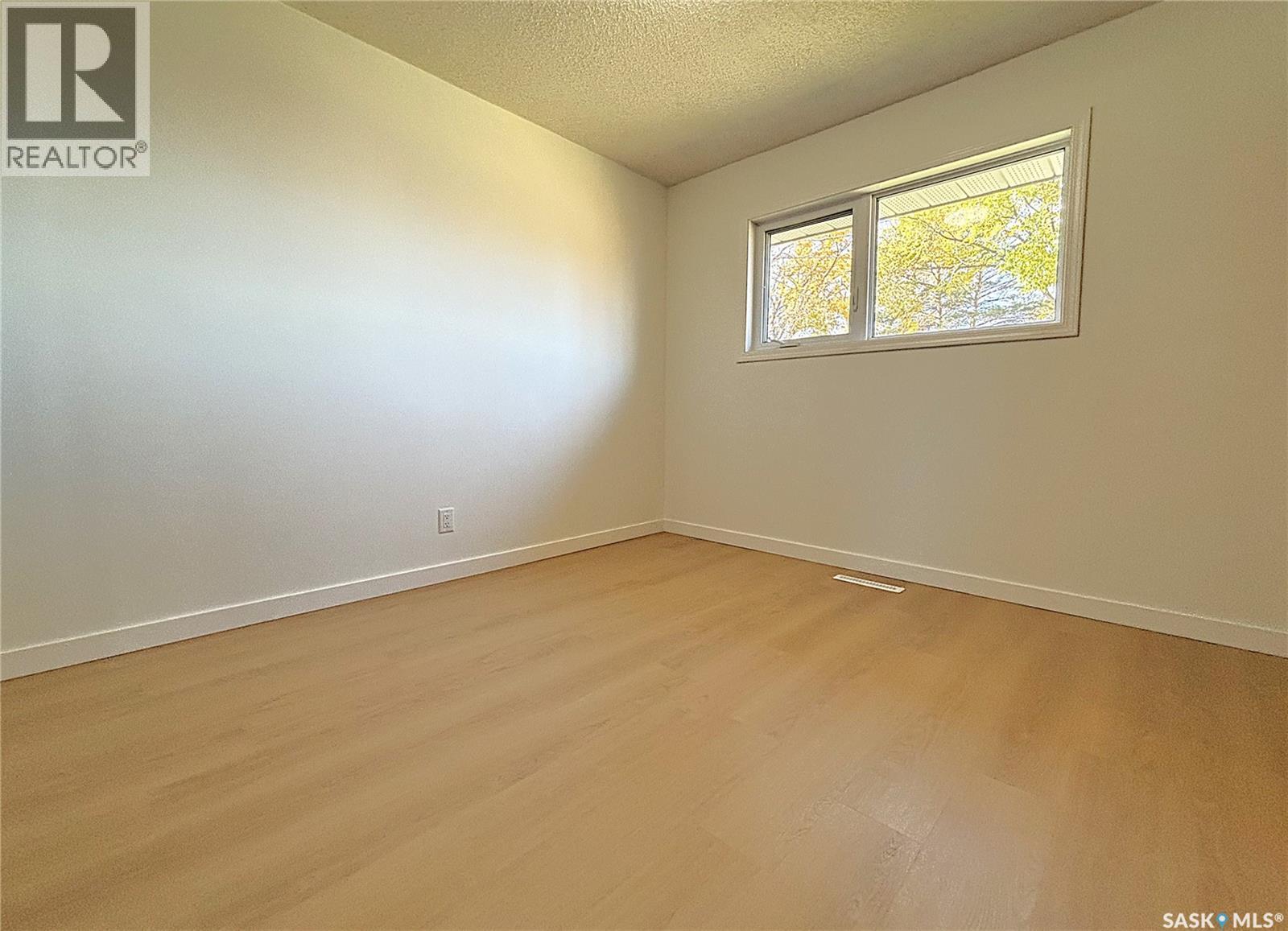 310 Vancouver Avenue S Property Photo 14