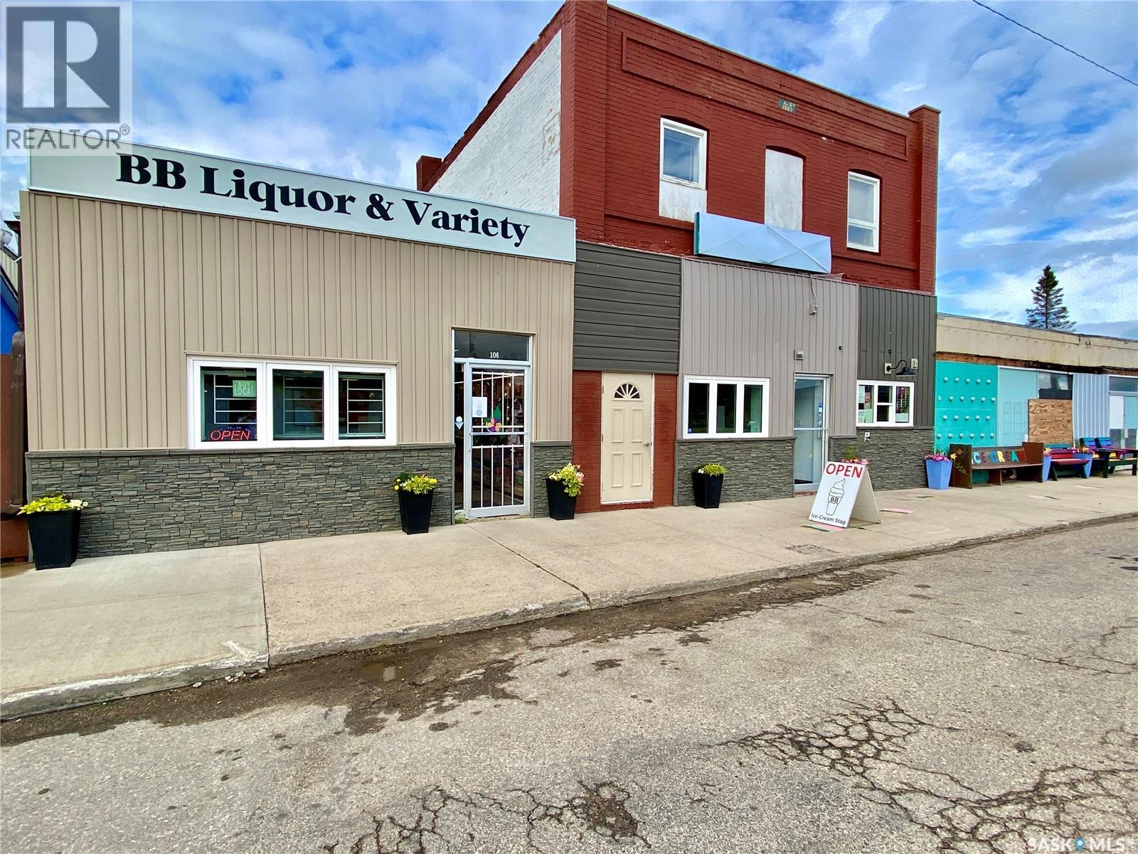 106 Vincent Avenue W Property Photo 1