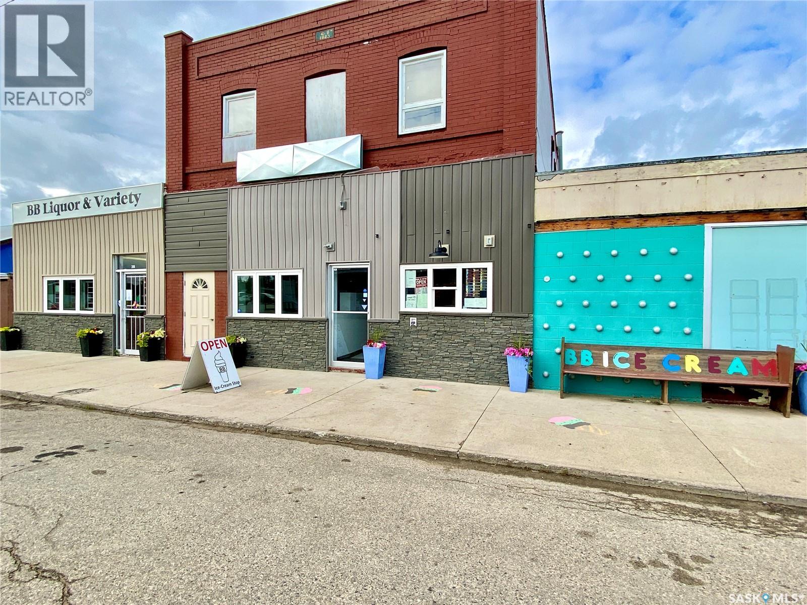 106 Vincent Avenue W Property Photo 2