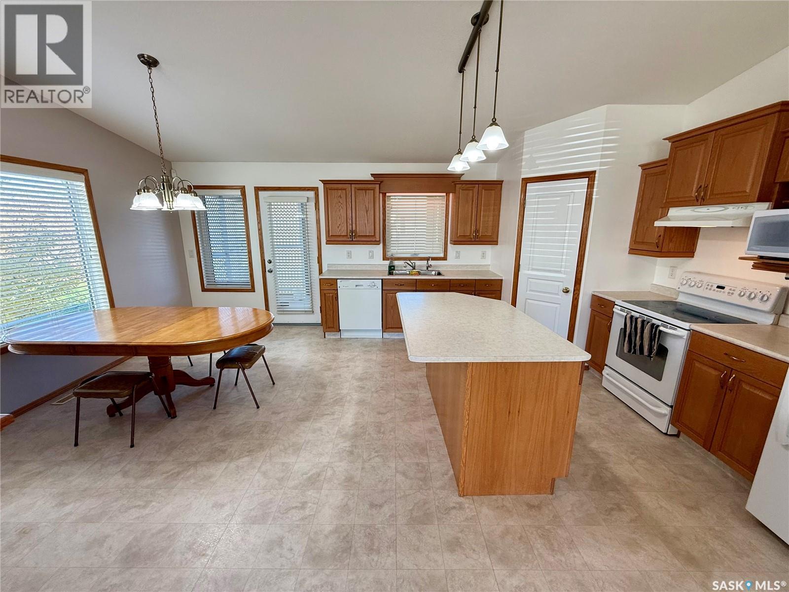 3512 Bishop Crescent E Property Photo 2