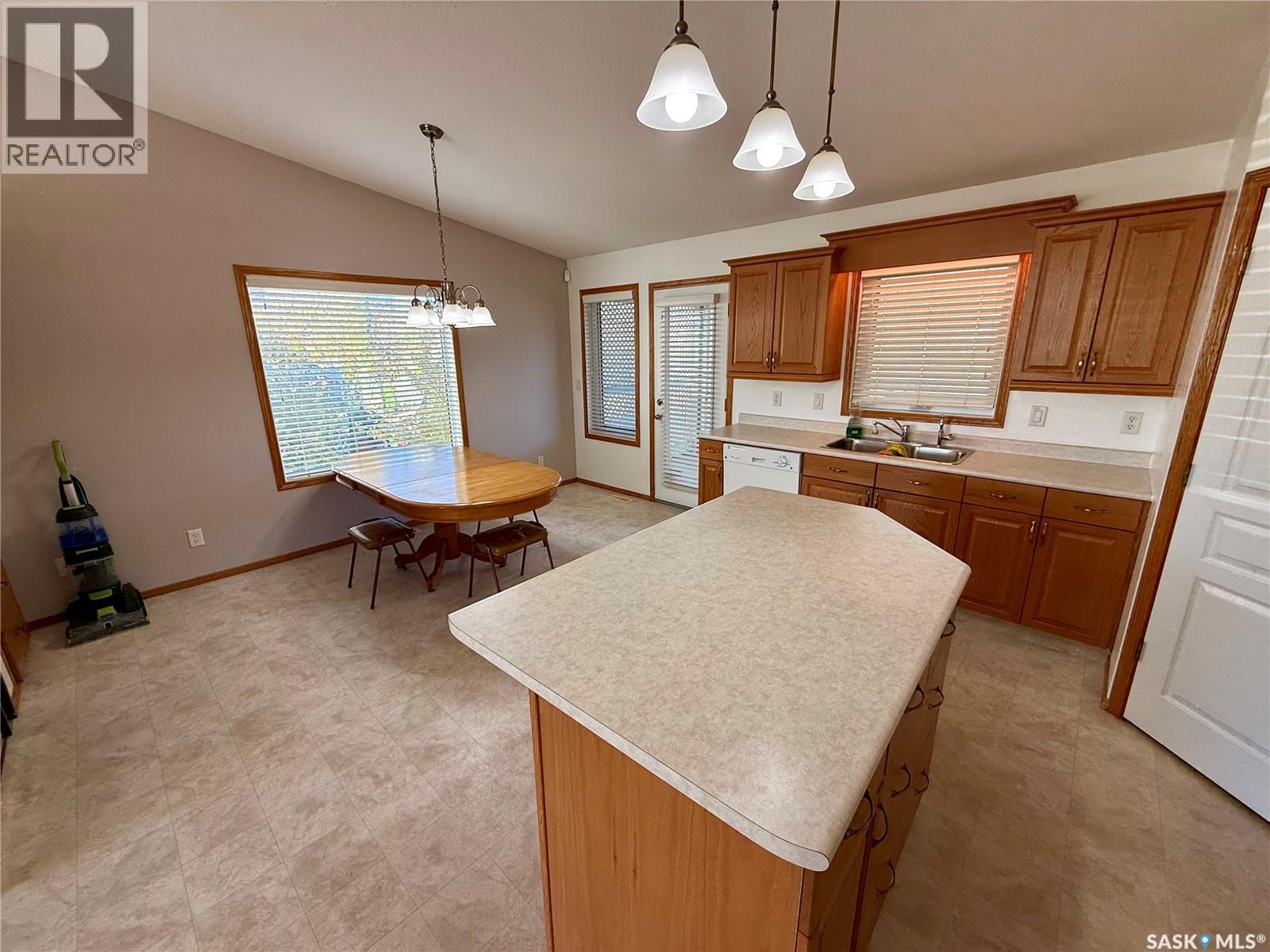 3512 Bishop Crescent E Property Photo 4