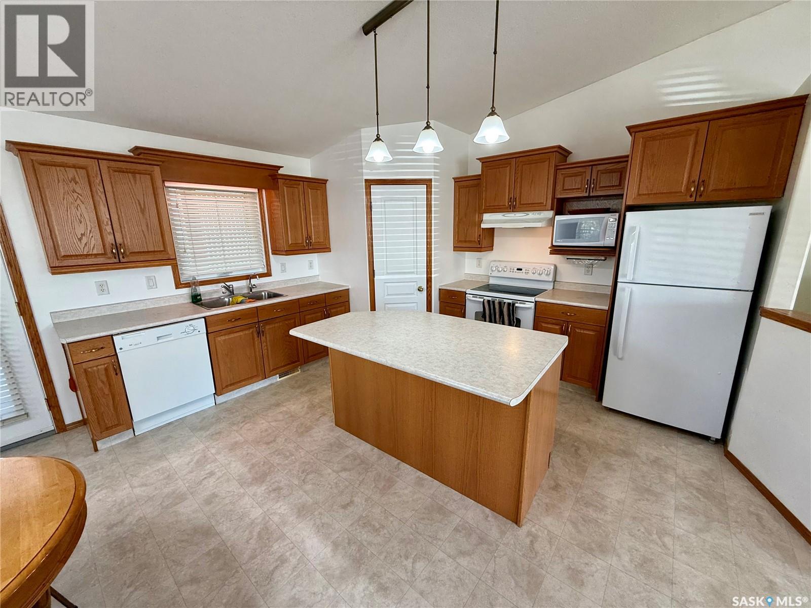 3512 Bishop Crescent E Property Photo 5