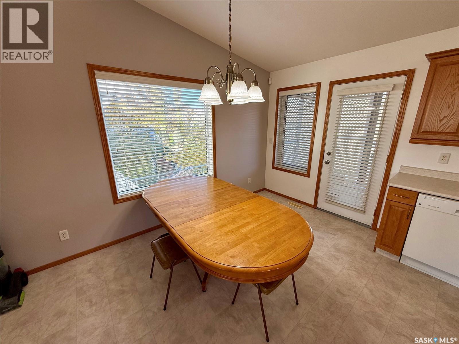 3512 Bishop Crescent E Property Photo 6