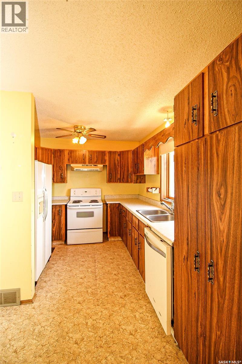 223 2nd Street W Property Photo 12
