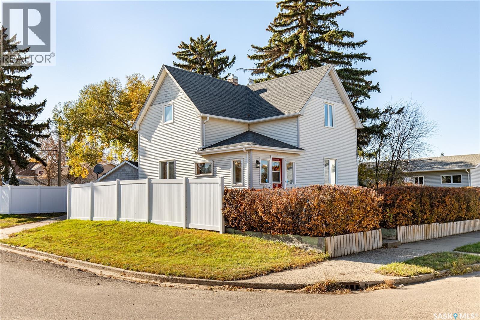303 Lillooet Street W Property Photo 1