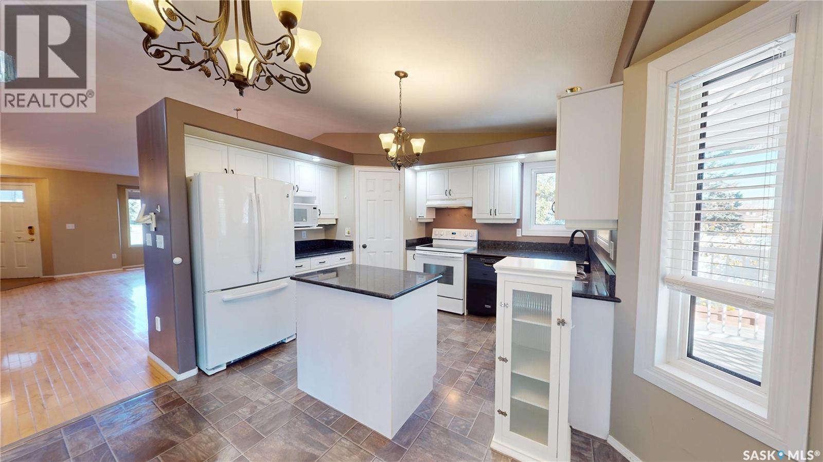 803 Swan Crescent Property Photo 3