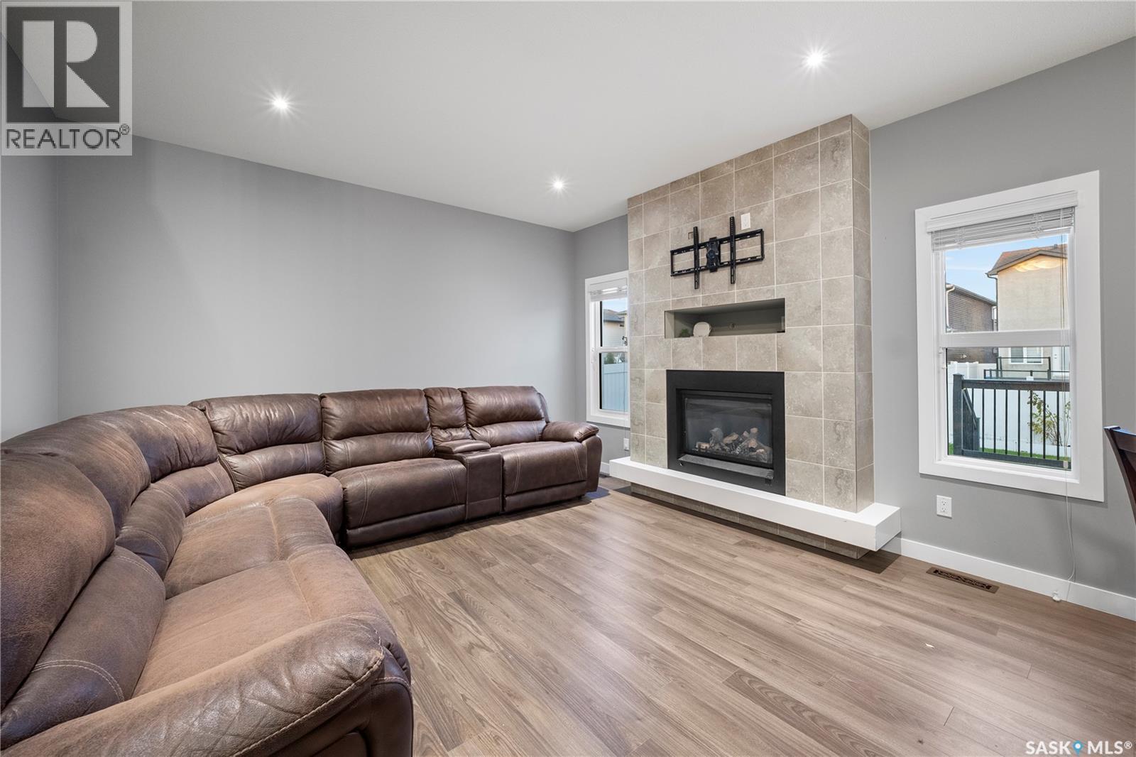 5681 Pearsall Crescent Property Photo 8
