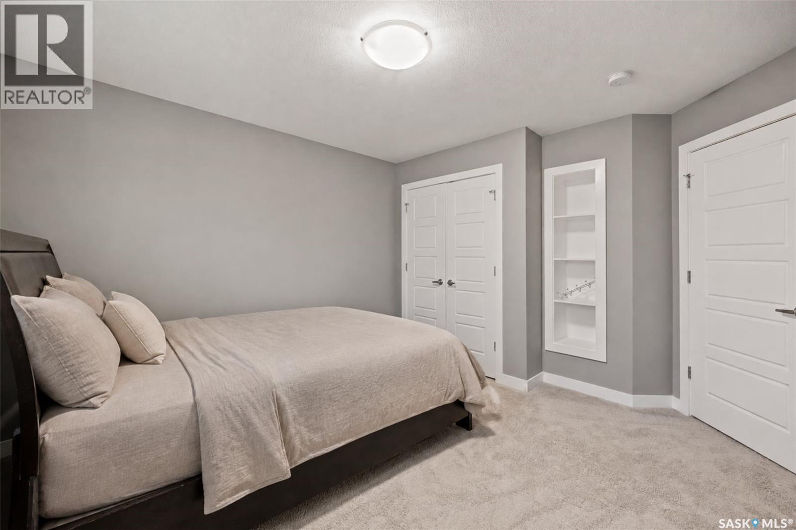 5681 Pearsall Crescent Property Photo 28