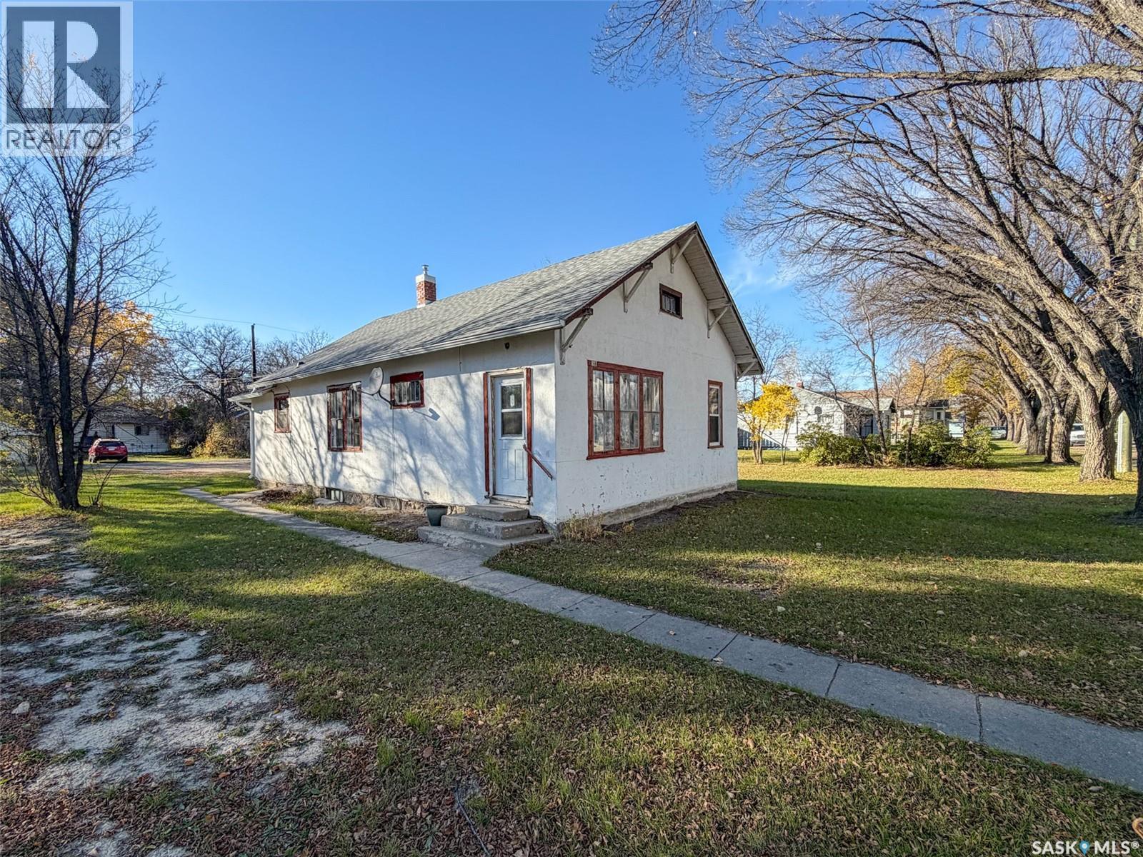 431 1st Street W Property Photo 1