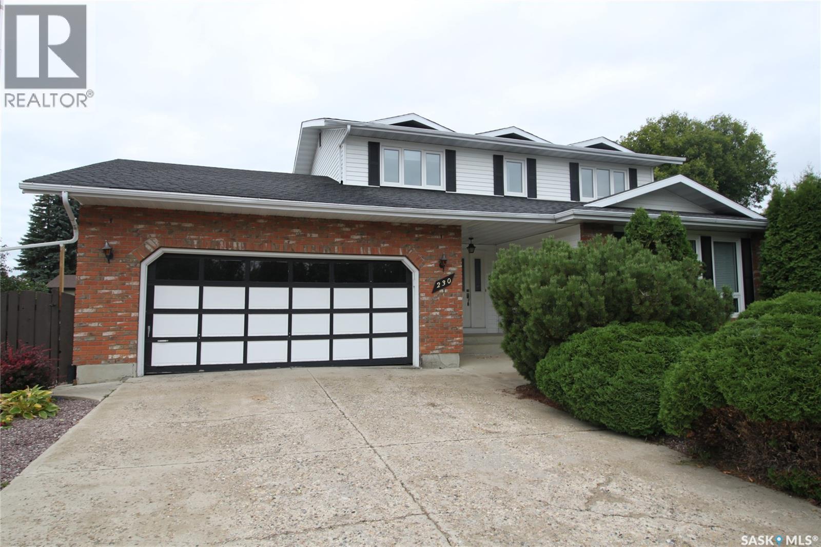 230 Auld CRESCENT Property Photo 1