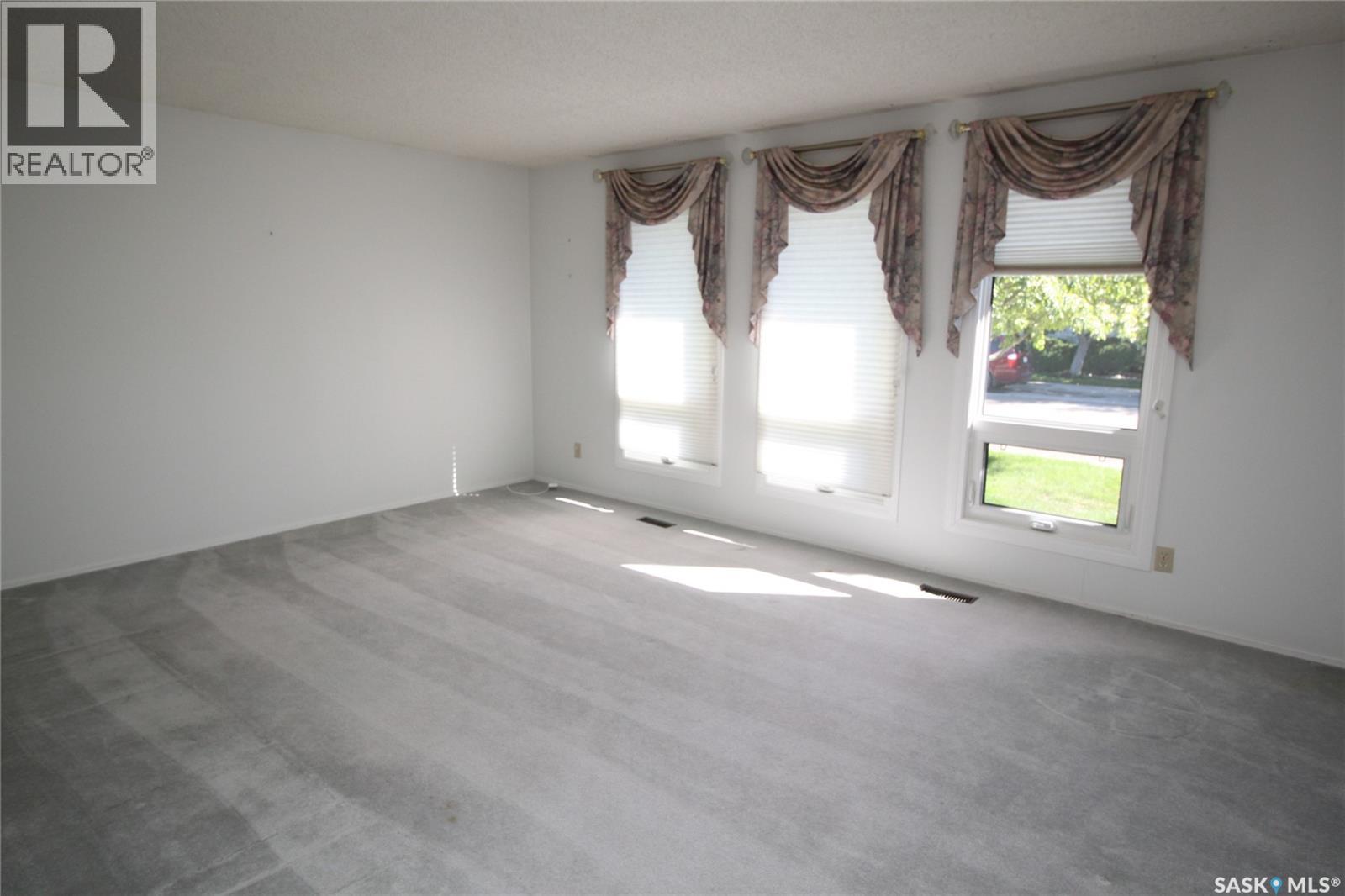 230 Auld Crescent Property Photo 2