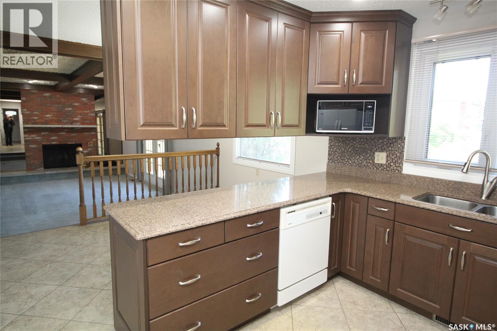 230 Auld Crescent Property Photo 3