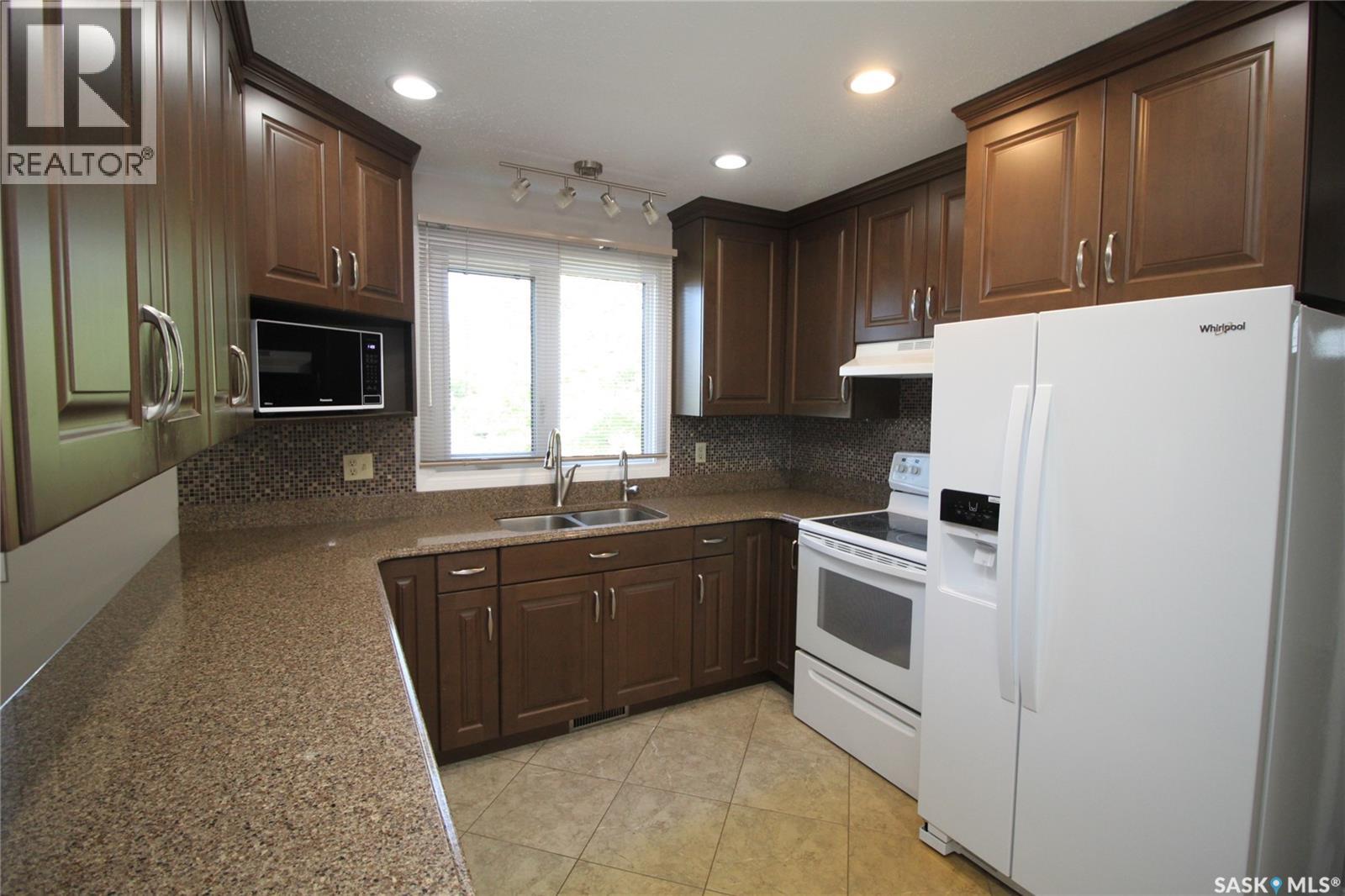 230 Auld Crescent Property Photo 4