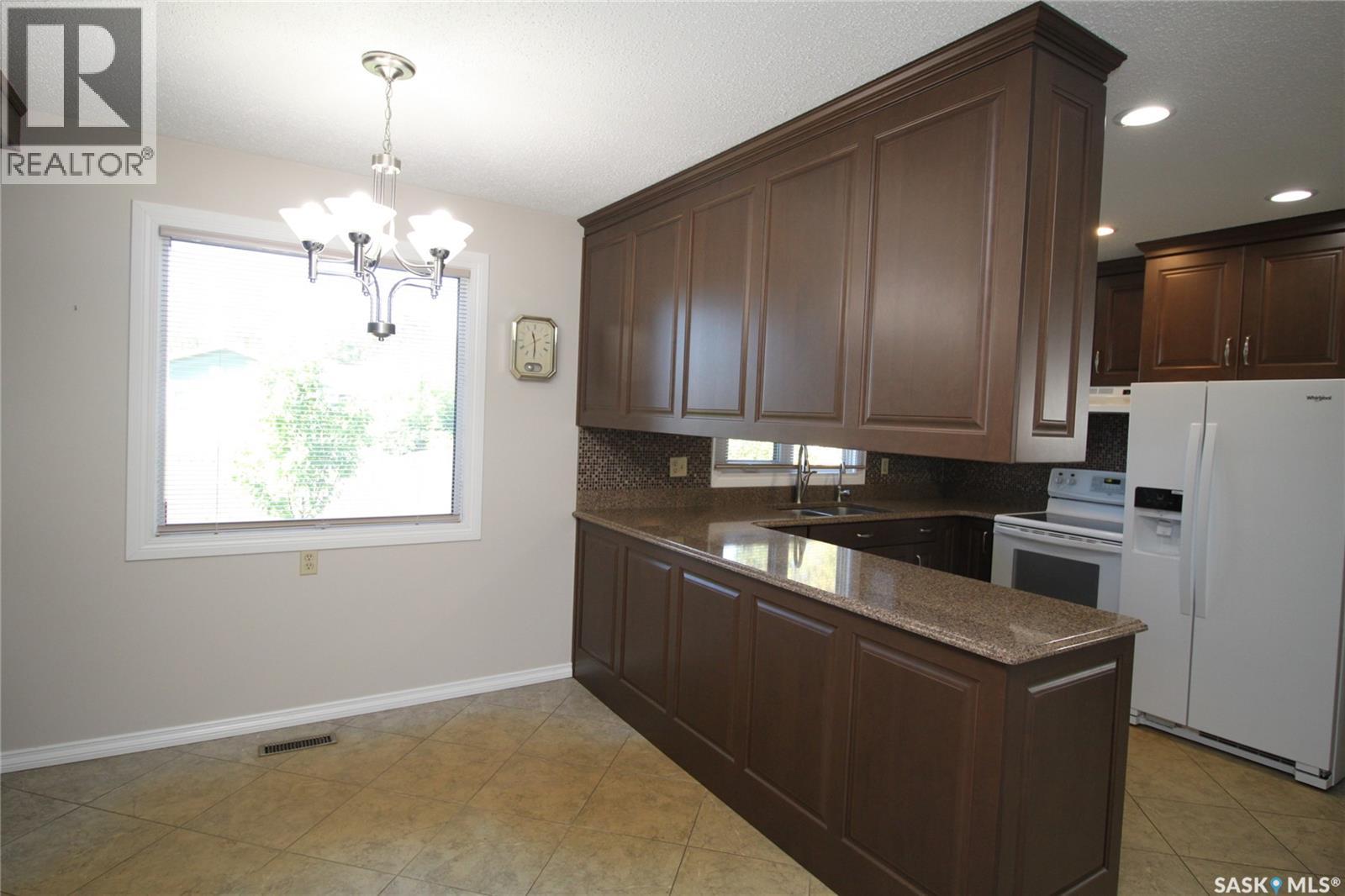 230 Auld Crescent Property Photo 5