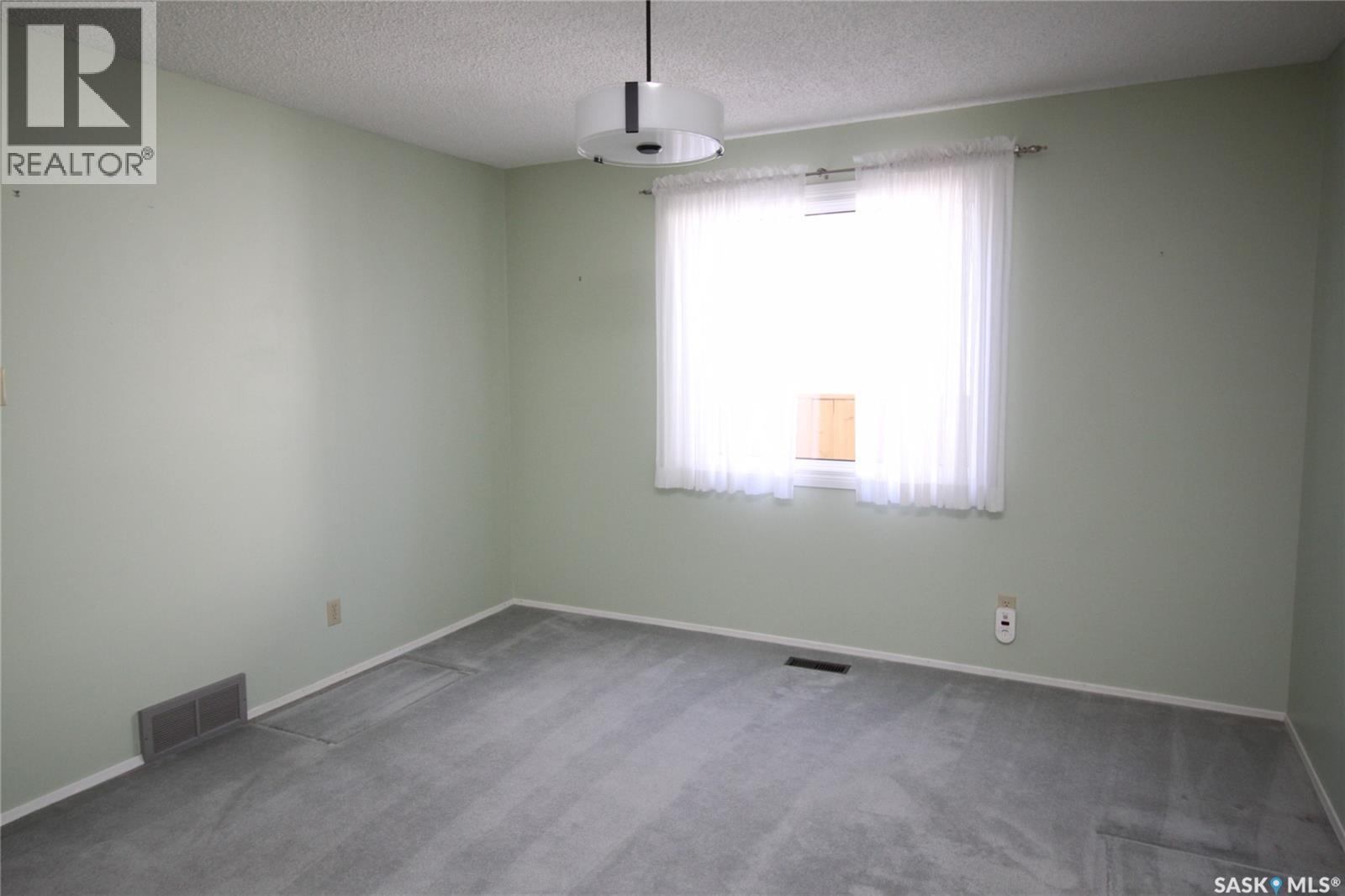 230 Auld Crescent Property Photo 7