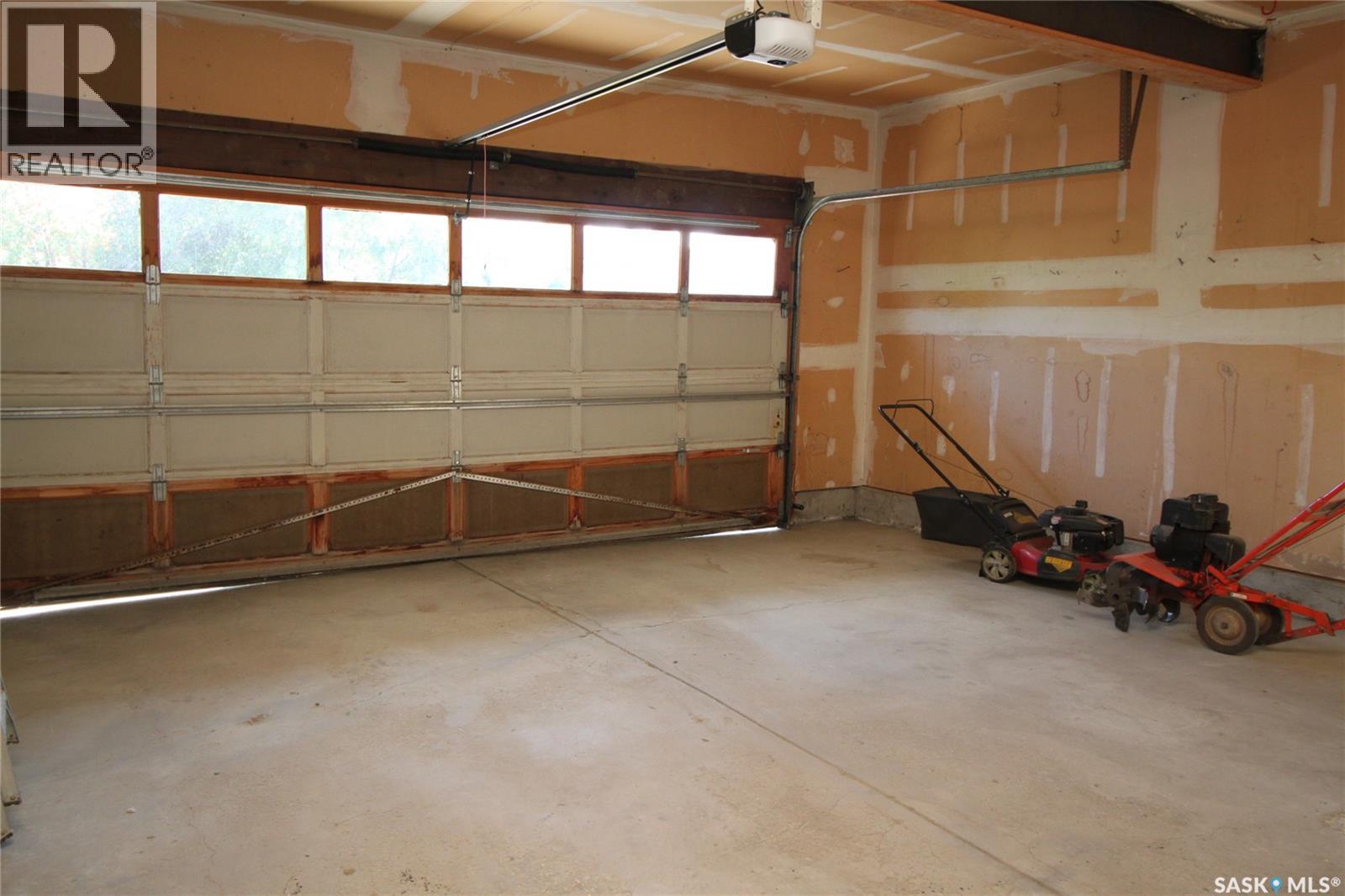 230 Auld Crescent Property Photo 20