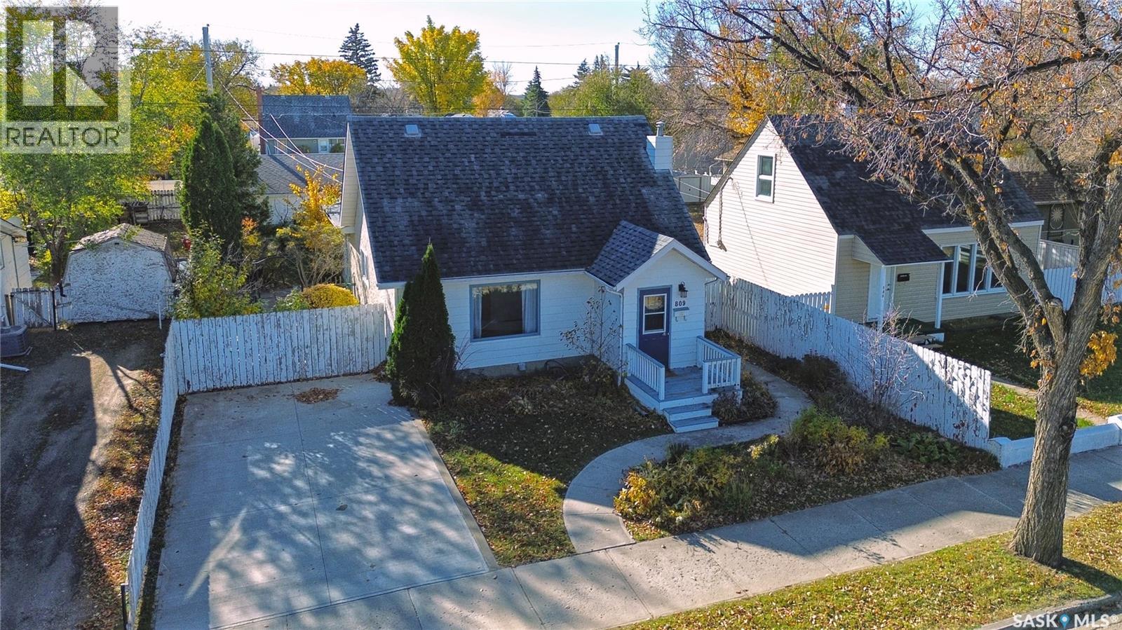809 Athabasca Street E Property Photo 1