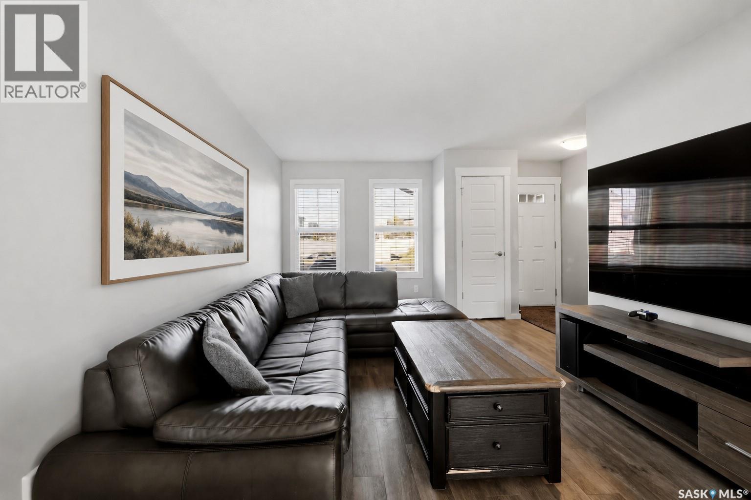 4725 Primrose Green Drive E Property Photo 4