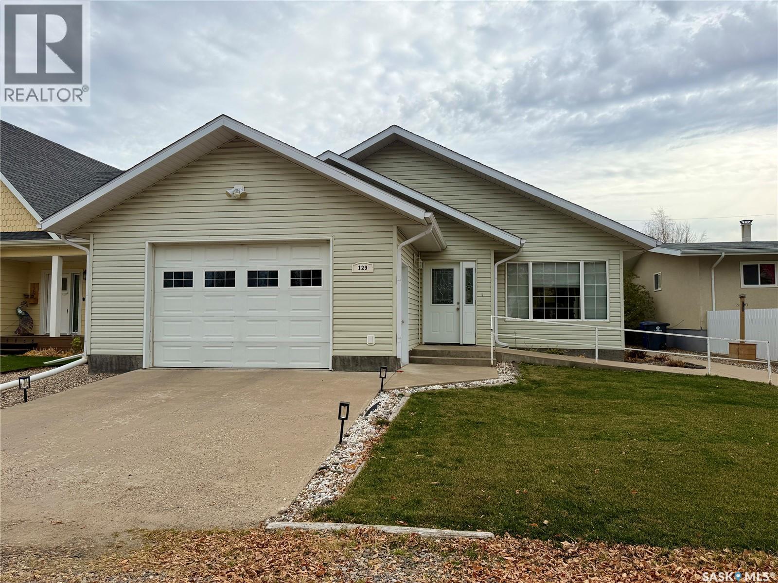 129 2nd Street W Property Photo 1