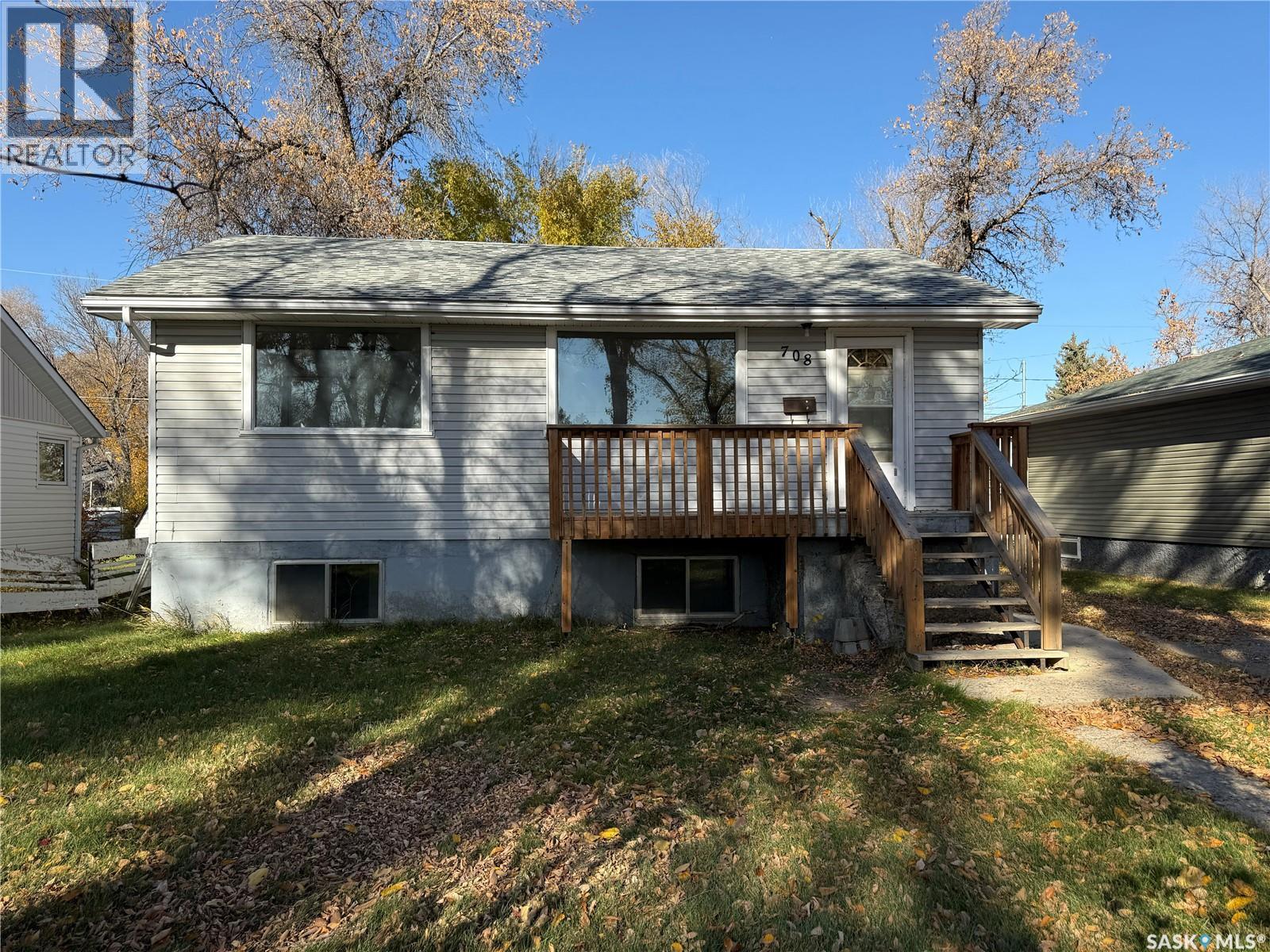 708 Grandview STREET W Property Photo 1