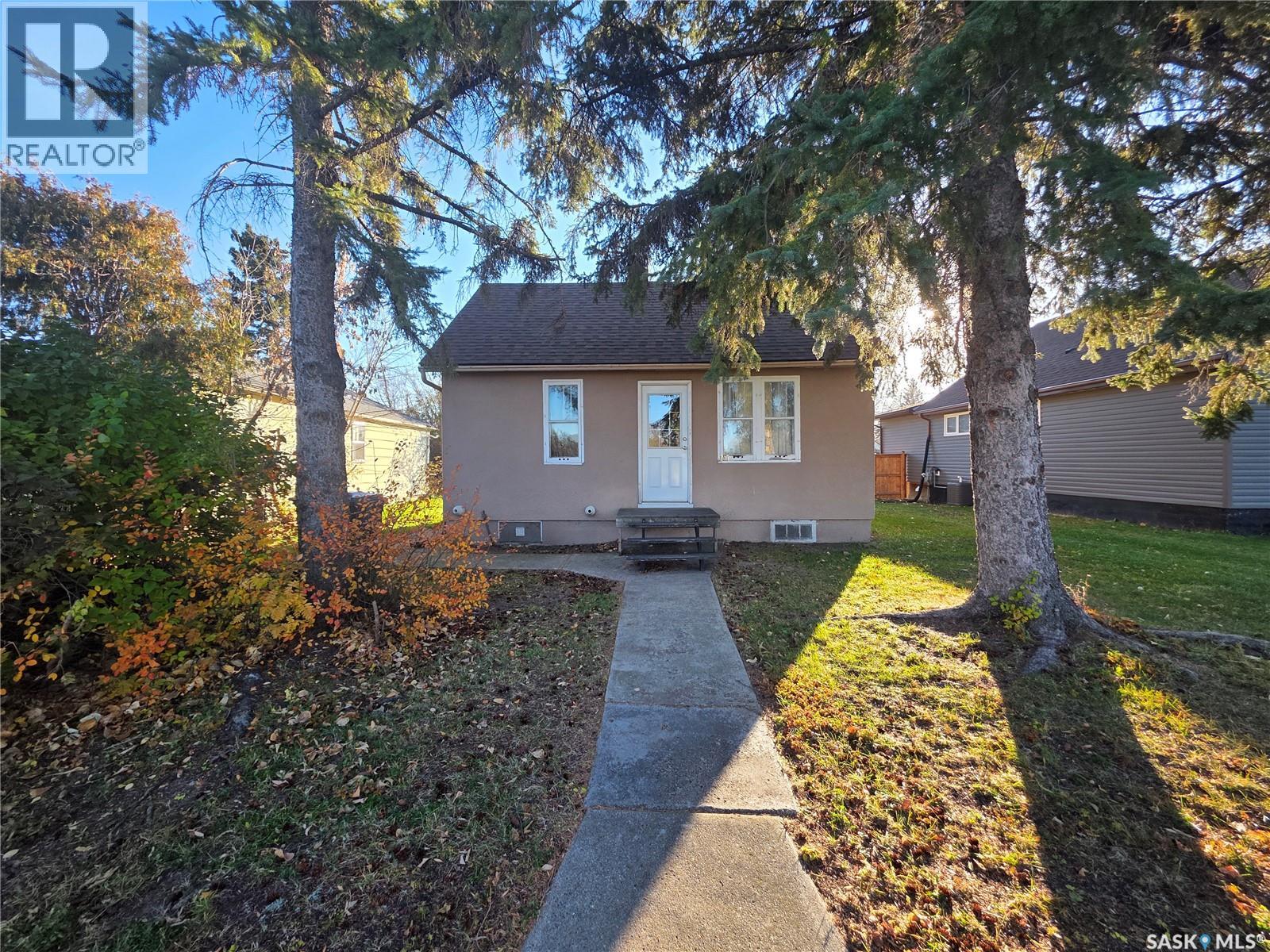 257 6th Avenue W Property Photo 1