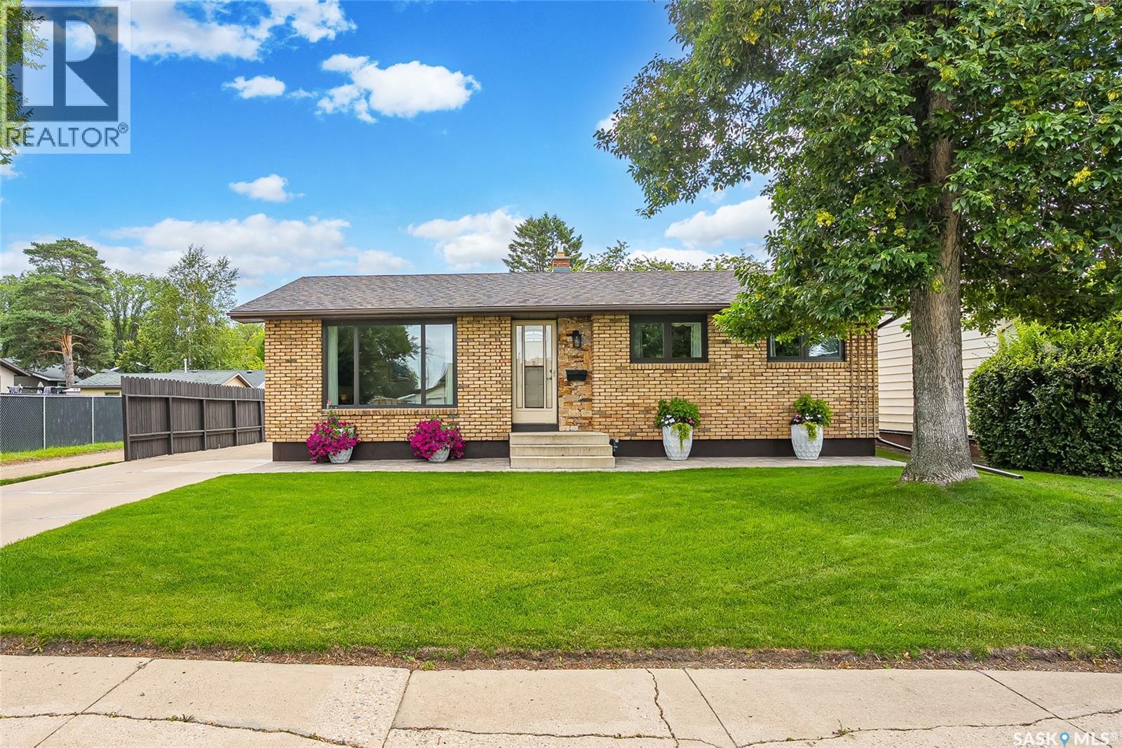 102 Bence CRESCENT Property Photo 1