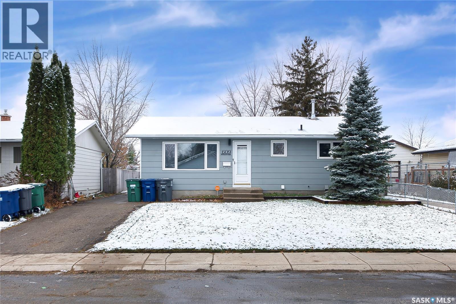 609 Douglas CRESCENT Property Photo 1