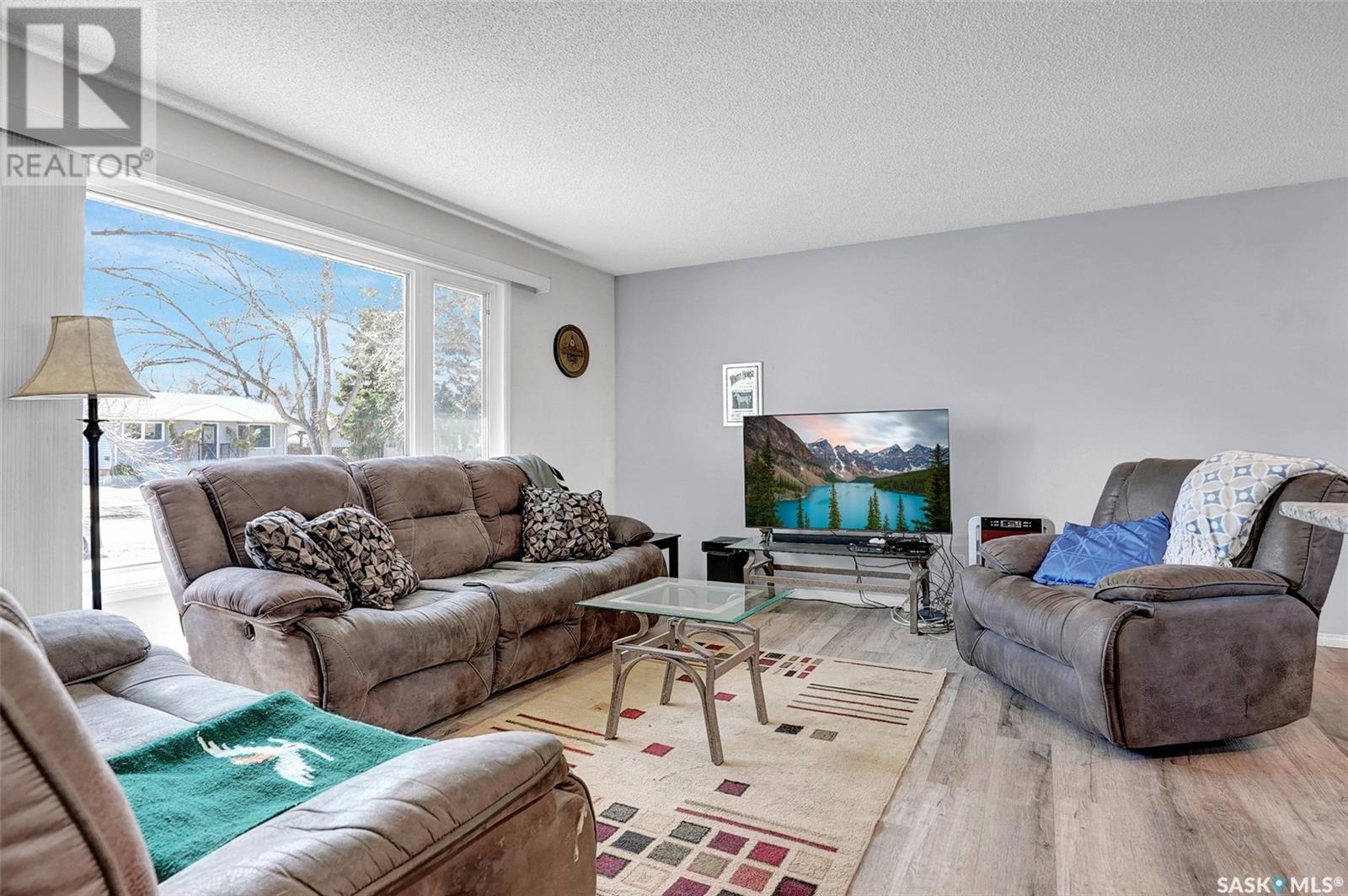 924 Iroquois Street W Property Photo 3