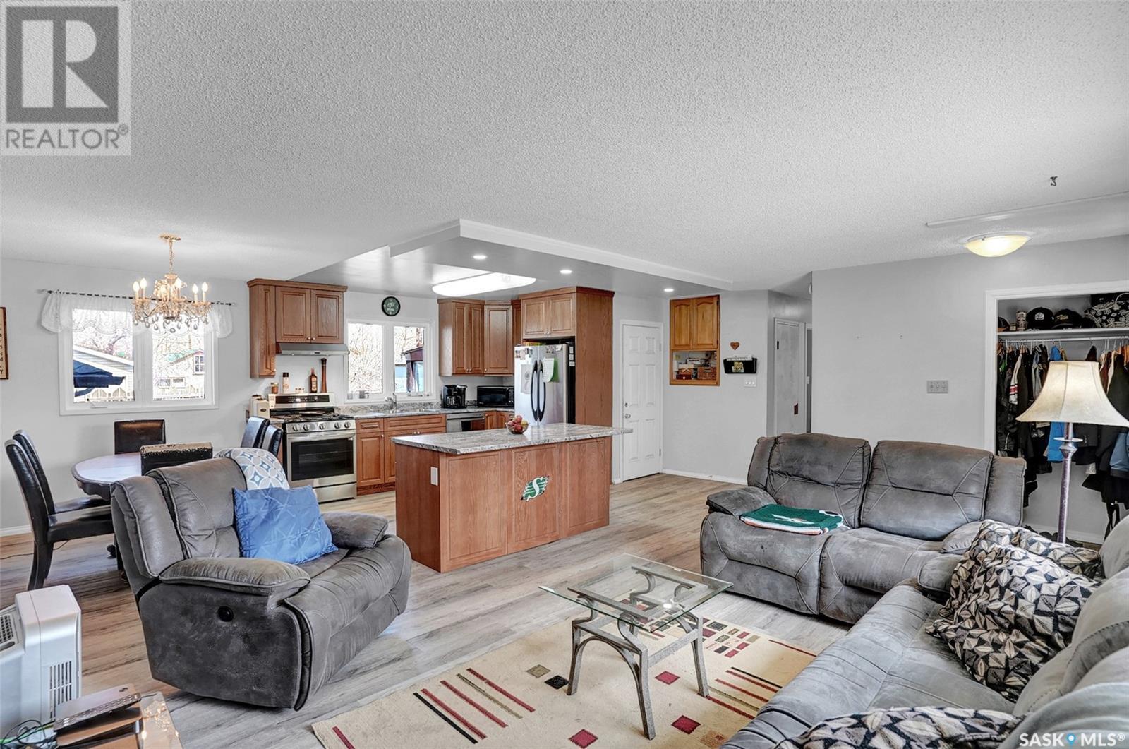 924 Iroquois Street W Property Photo 4